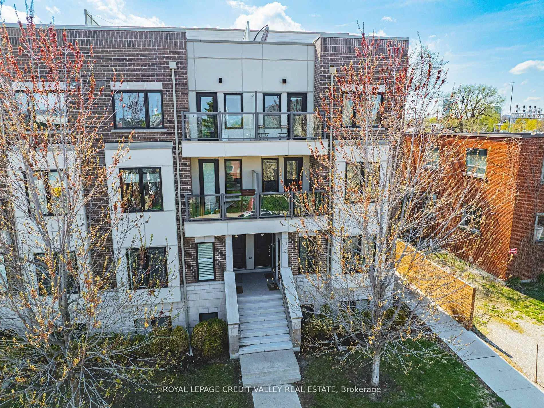 Front of Unit 116, 256 Royal York Road E