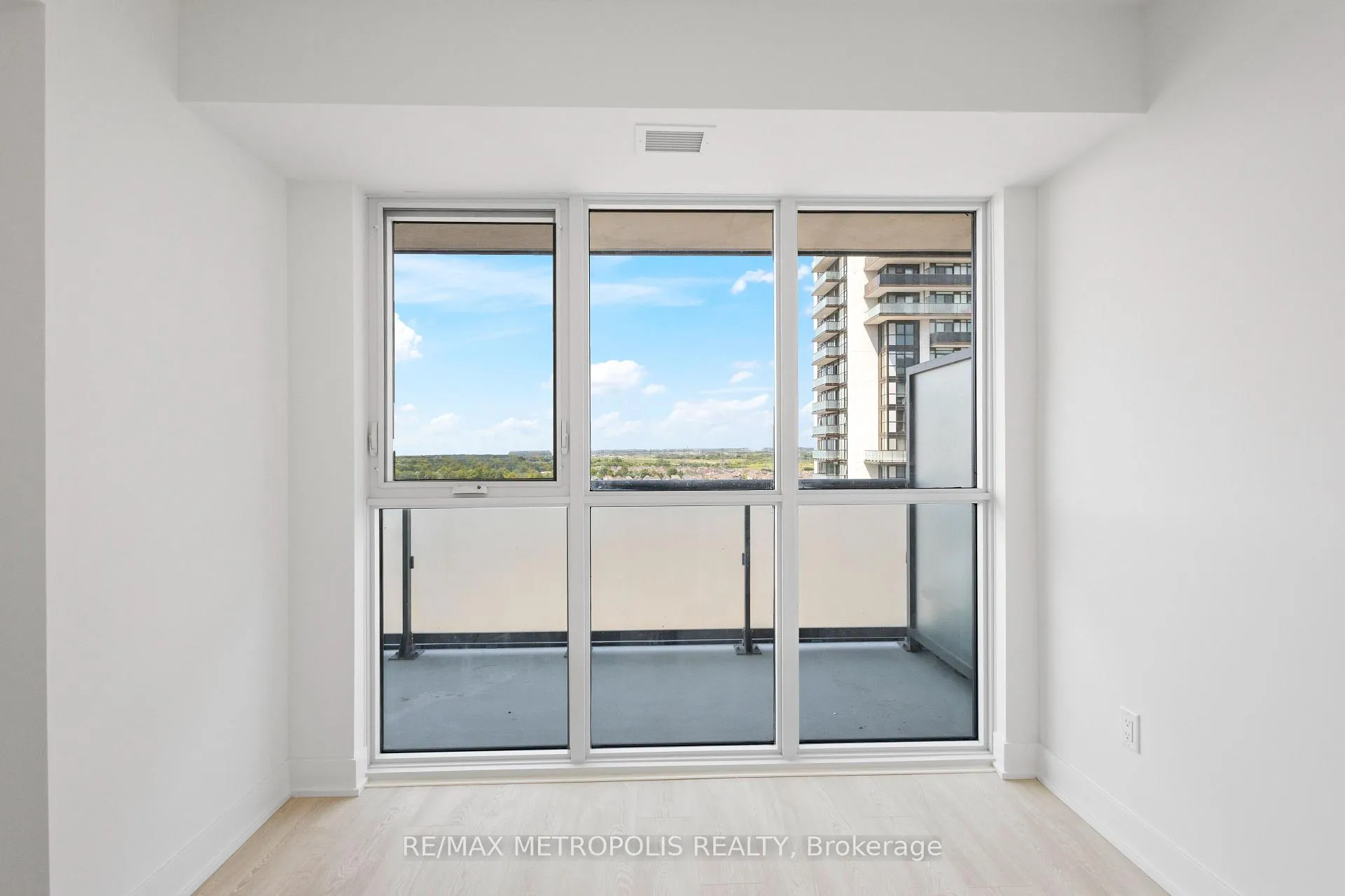 Photo 11 of Unit 1411, 2545 Simcoe Street N, Oshawa, Windfields — HOMEH