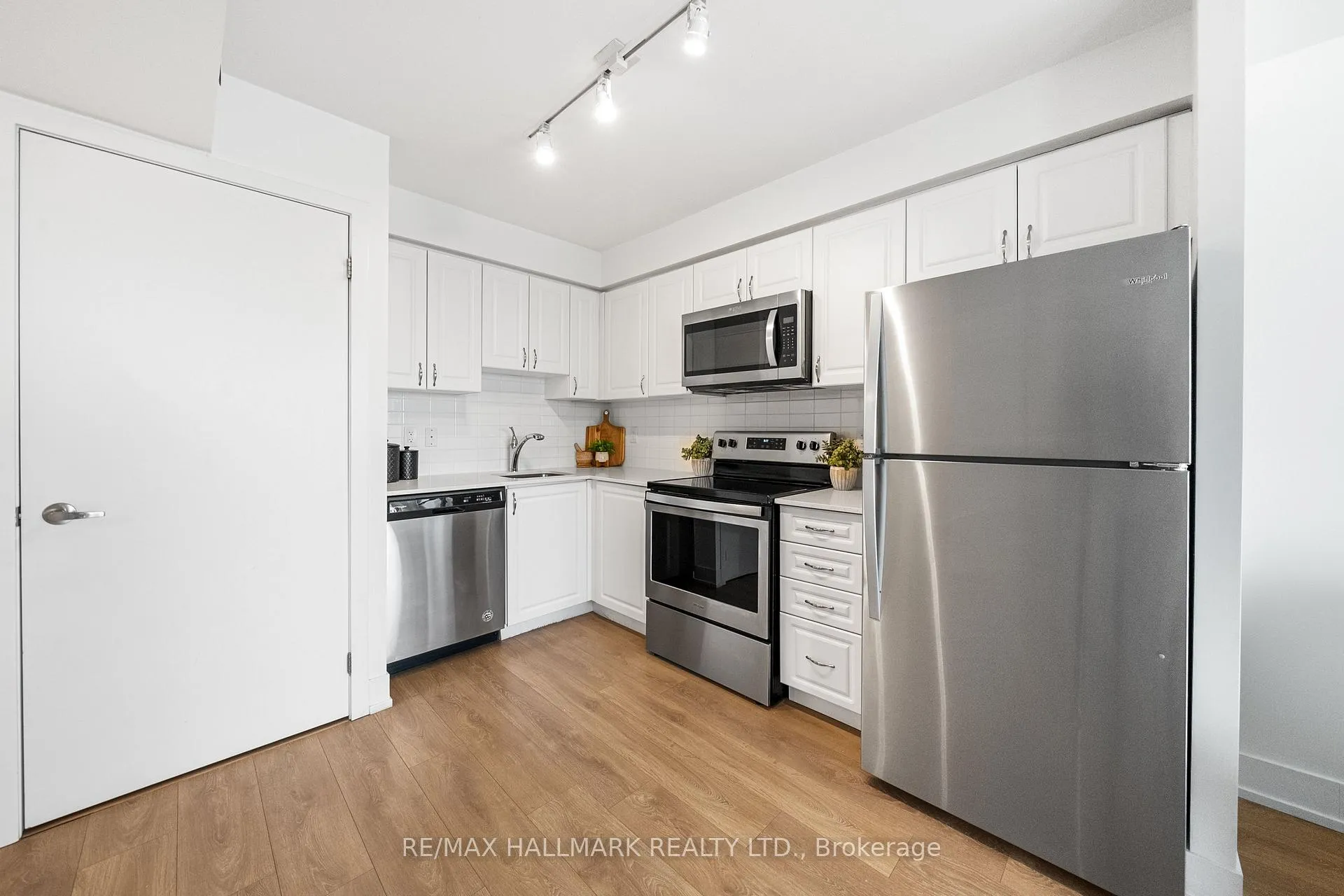 Photo 6 of Unit 1501, 1255 Bayly Street, Pickering, Bay Ridges — HOMEH