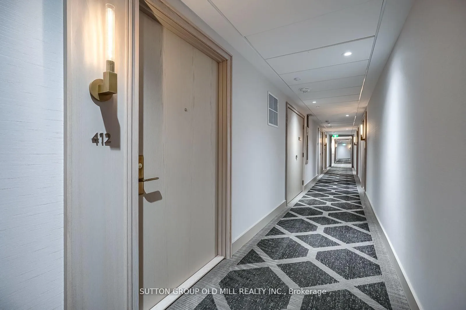 Photo 2 of Unit 412, 1 Strathgowan Avenue, Toronto, Lawrence Park South — HOMEH