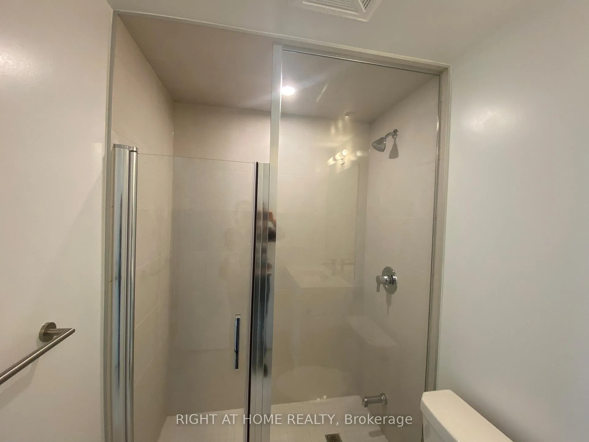 Photo 5 of 214  -  2545 Simcoe Street N, Oshawa, Windfields — HOMEH