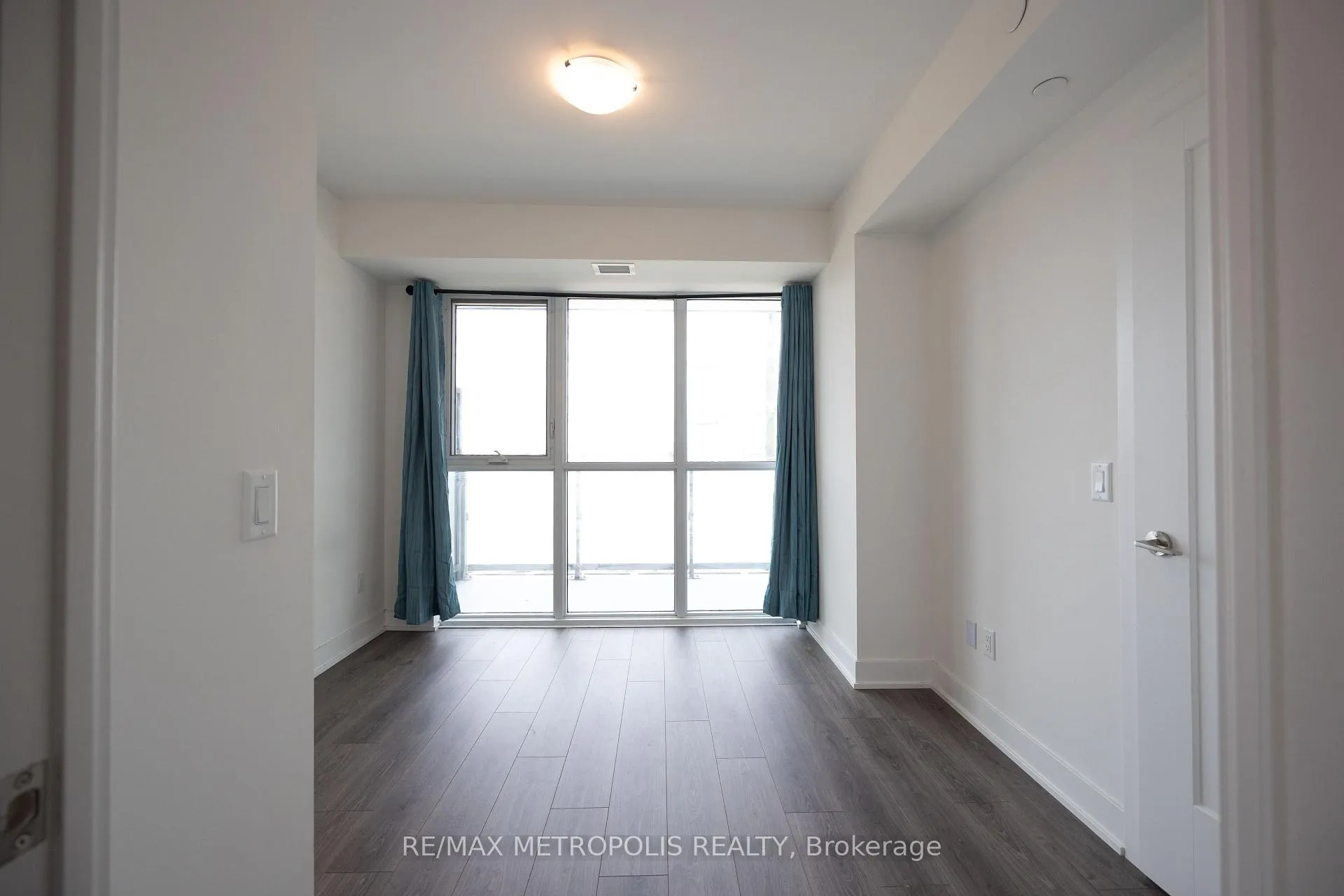 Front of Unit 412, 2545 Simcoe Street N