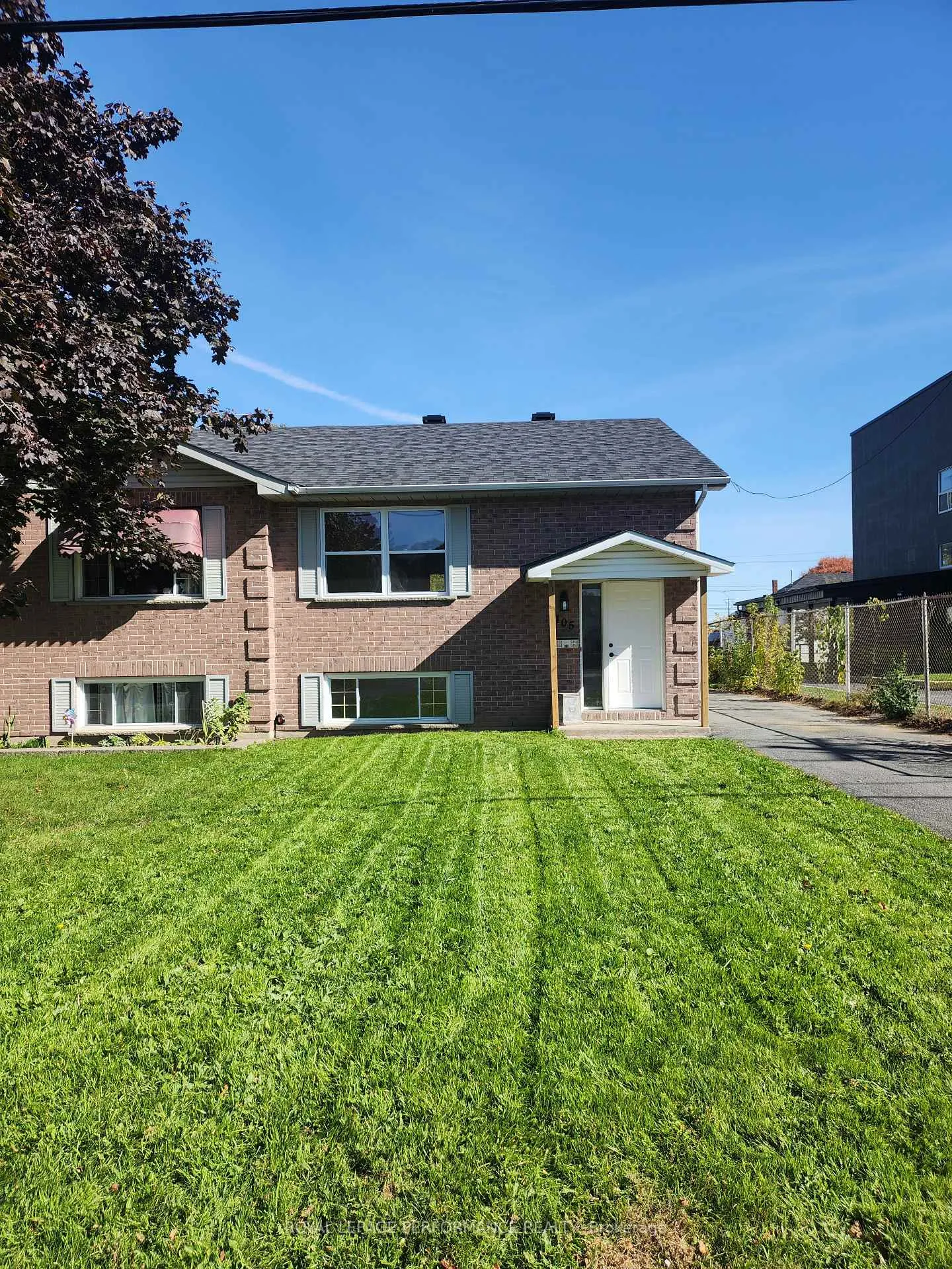 Photo 1 of 405 Carleton Street E, Cornwall — HOMEH