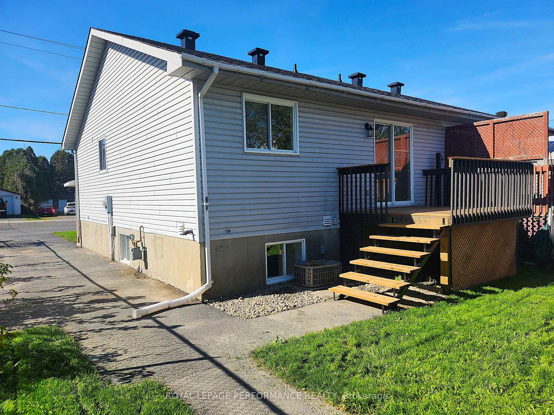 Photo 4 of 405 Carleton Street E, Cornwall — HOMEH