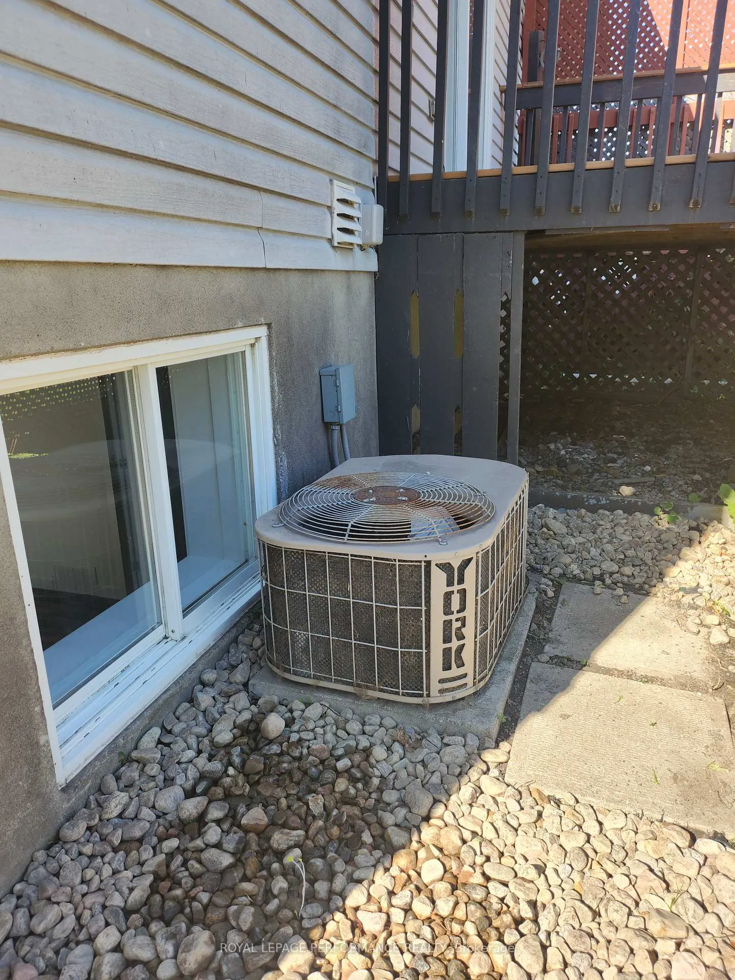 Photo 11 of 405 Carleton Street E, Cornwall — HOMEH