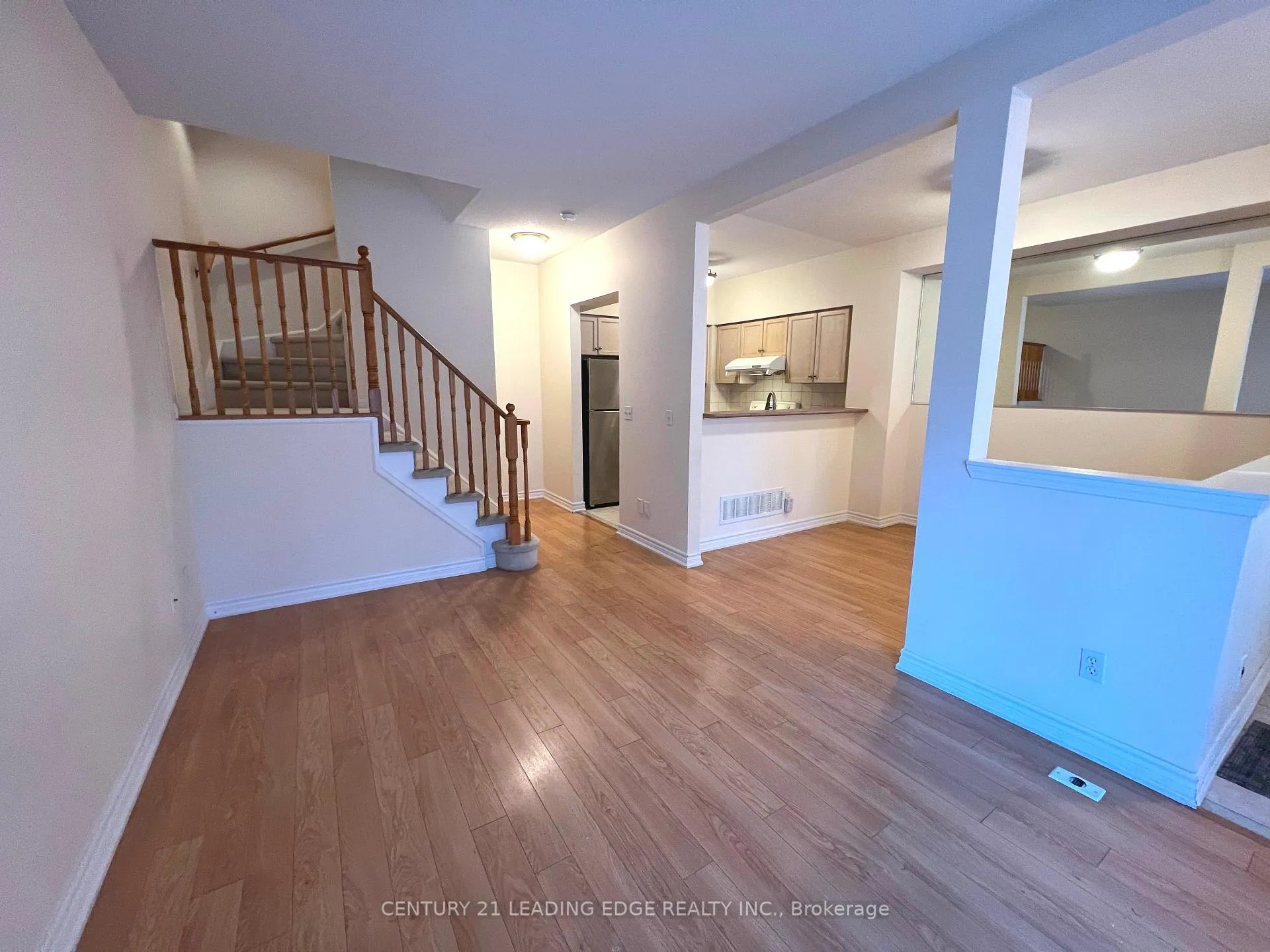 Photo 4 of Unit 11, 3 Alpen Way, Markham, Unionville — HOMEH