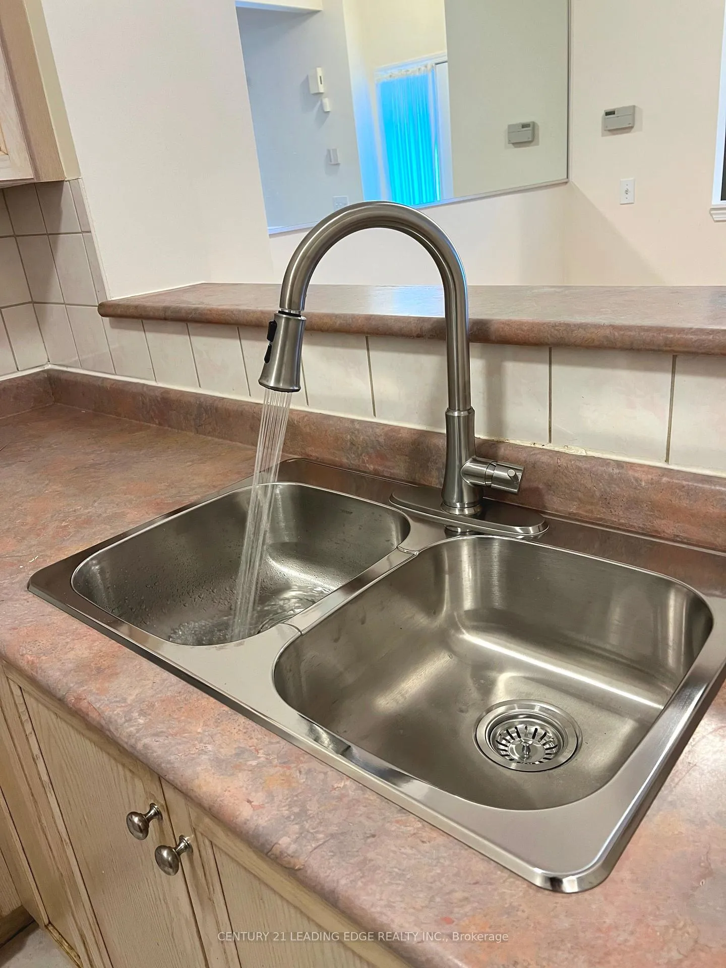Photo 10 of Unit 11, 3 Alpen Way, Markham, Unionville — HOMEH