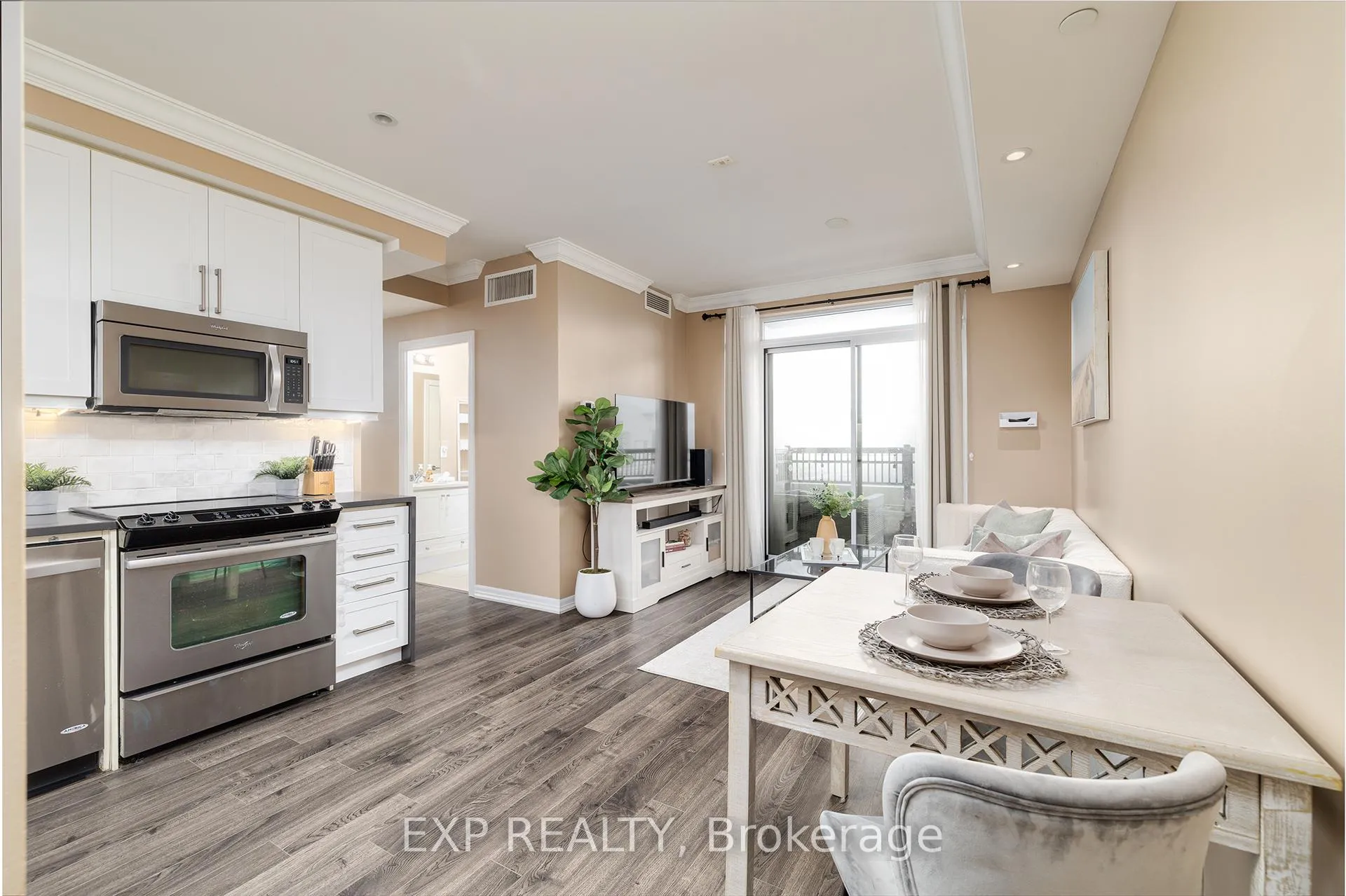 Photo 3 of Unit 310, 3563 Lake Shore Boulevard W, Etobicoke, Long Branch — HOMEH