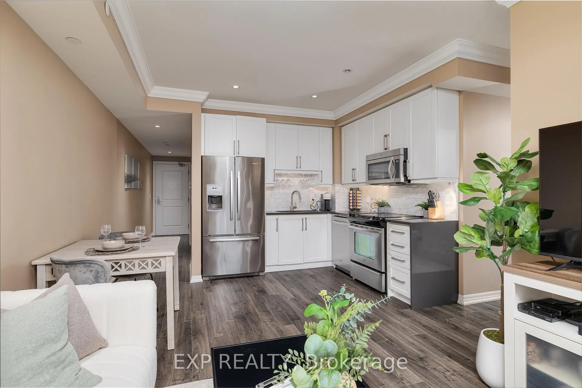 Photo 4 of Unit 310, 3563 Lake Shore Boulevard W, Etobicoke, Long Branch — HOMEH