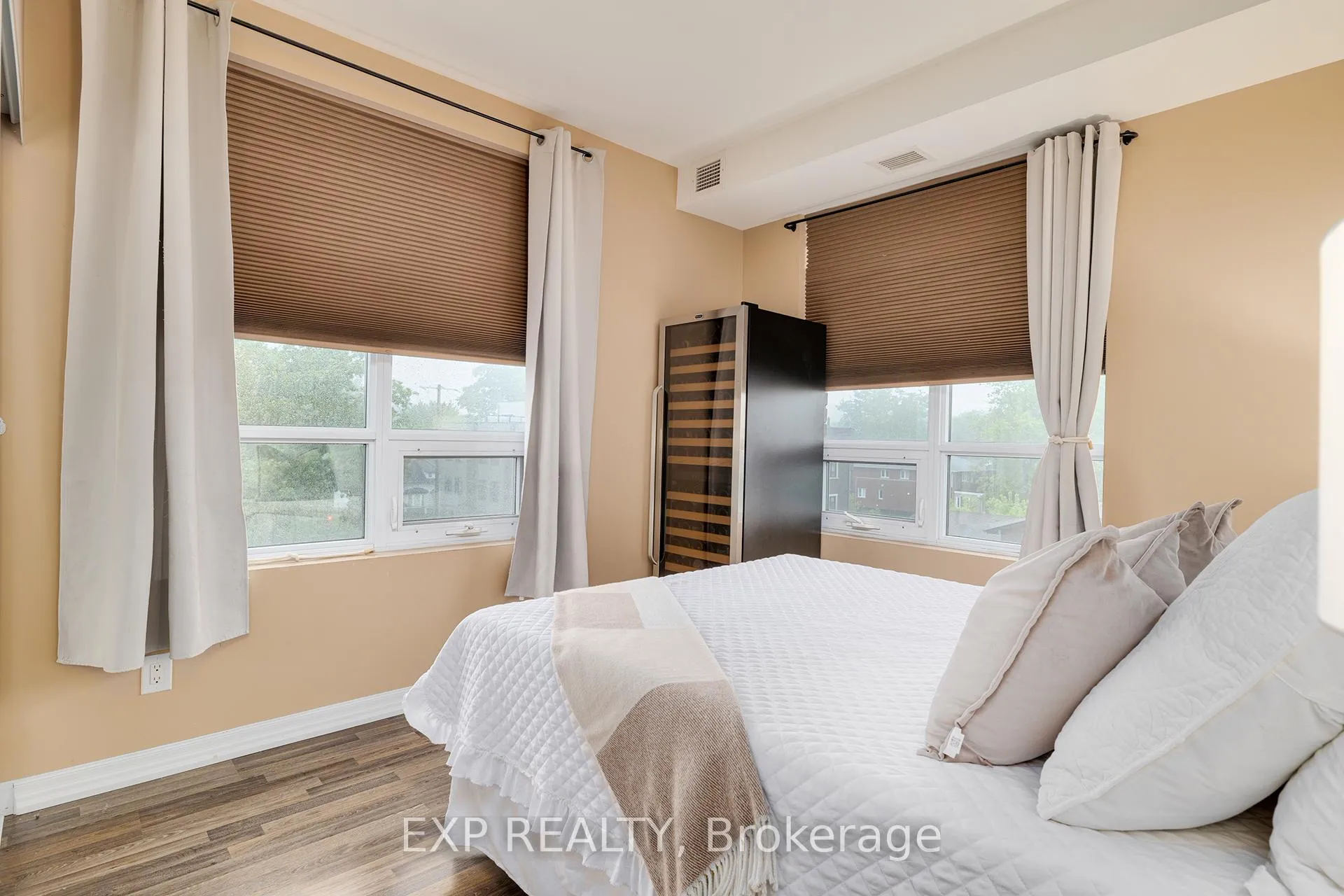 Photo 7 of Unit 310, 3563 Lake Shore Boulevard W, Etobicoke, Long Branch — HOMEH