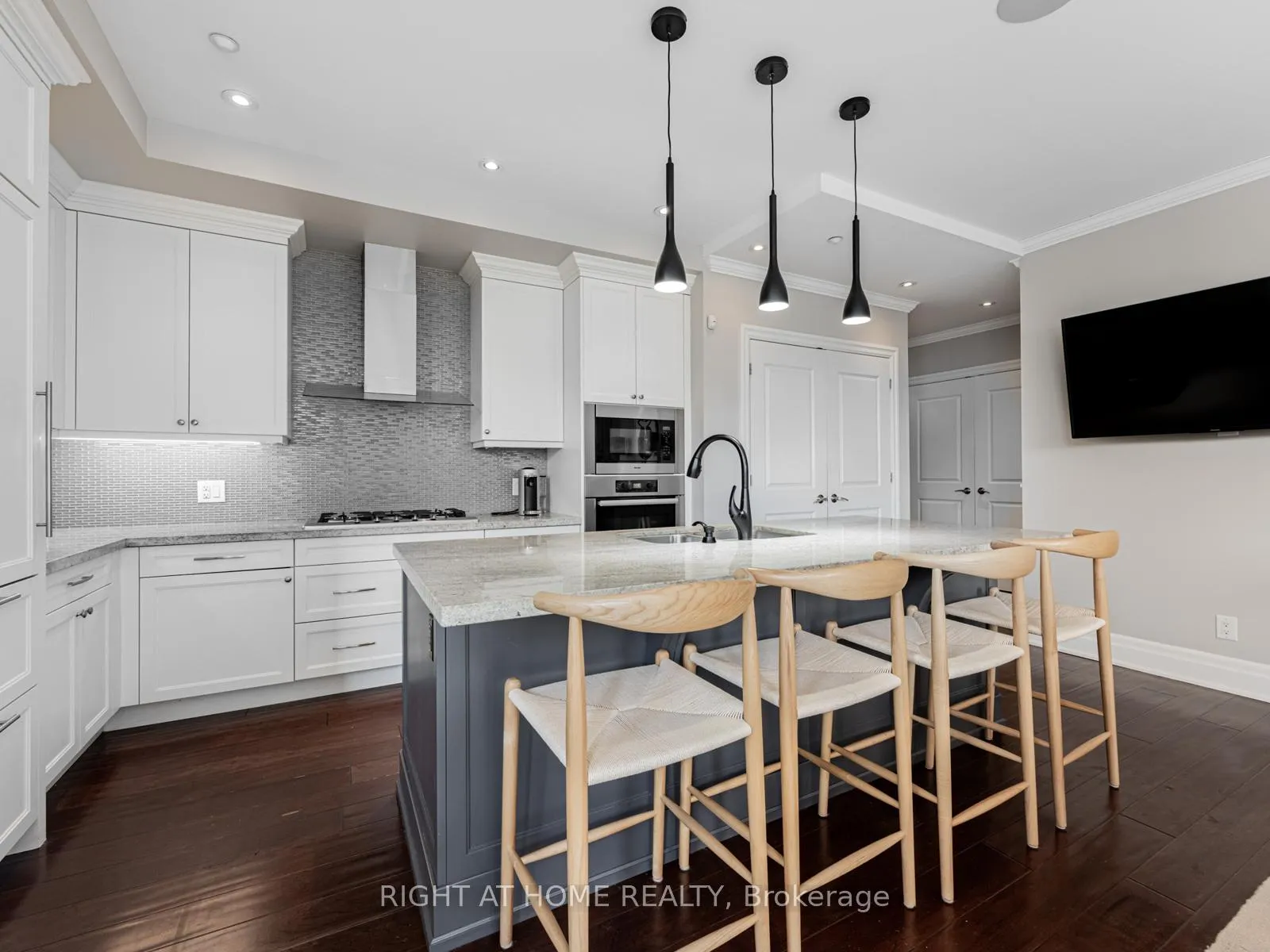 Photo 8 of Unit 204, 1 Rainsford Road, Toronto, The Beaches — HOMEH