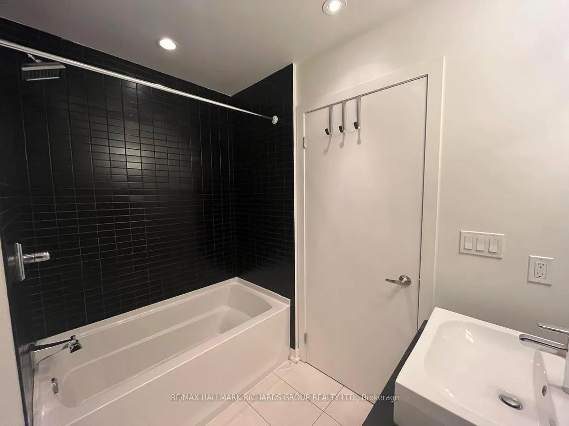 Photo 7 of Unit PH5, 2 Bellefair Avenue, Toronto, The Beaches — HOMEH