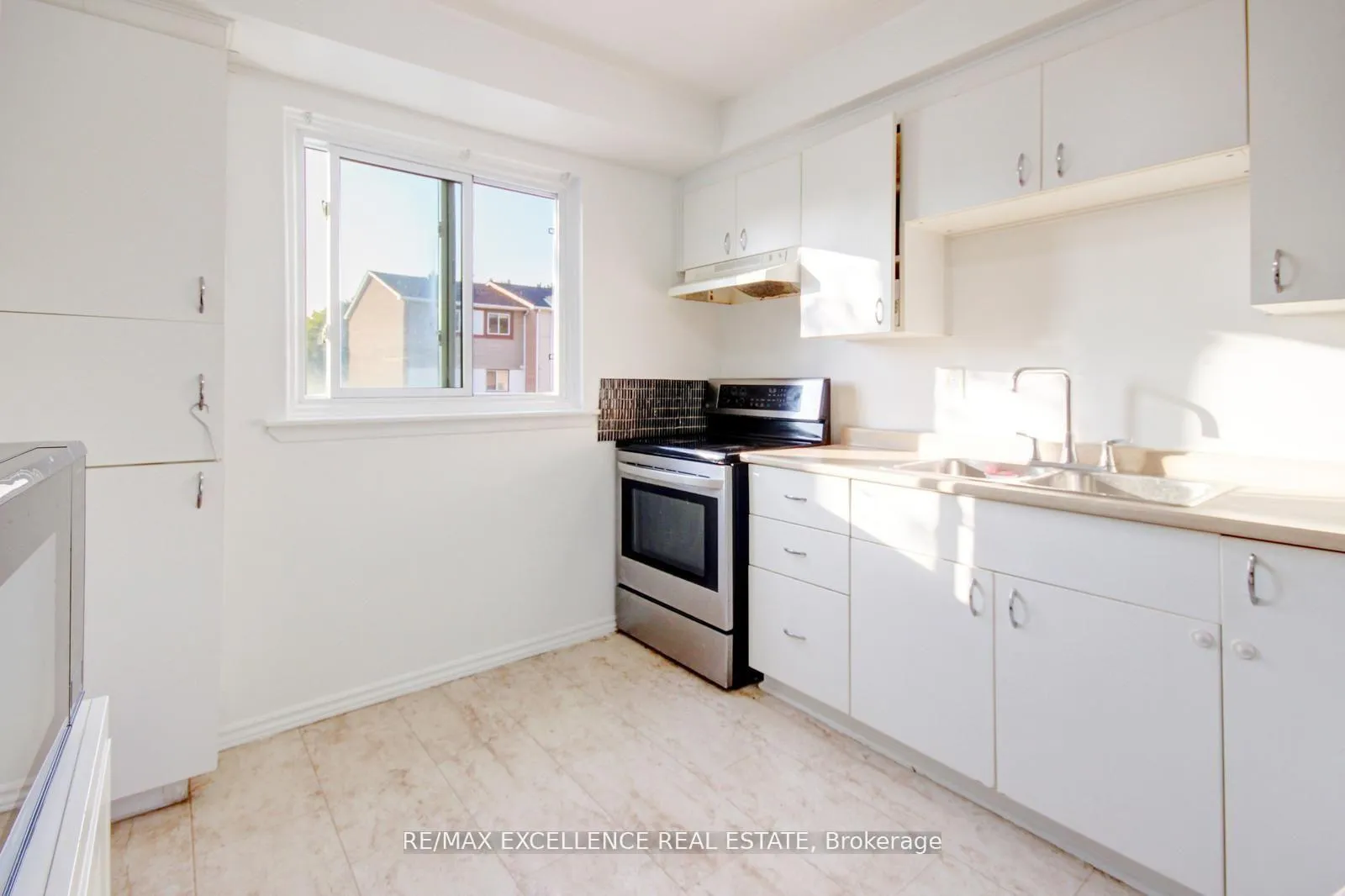 Photo 6 of Unit 43, 62 Moregate Crescent, Brampton, Central Park — HOMEH