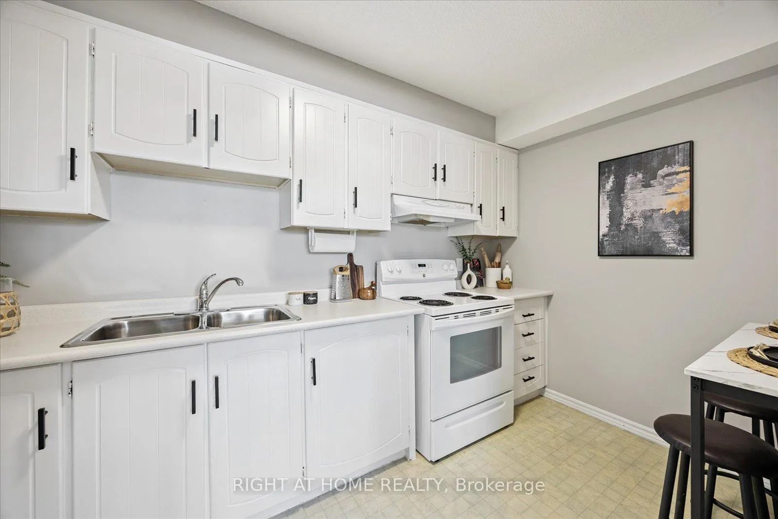 Photo 15 of Unit 411, 55 William Street E, Oshawa, McLaughlin — HOMEH