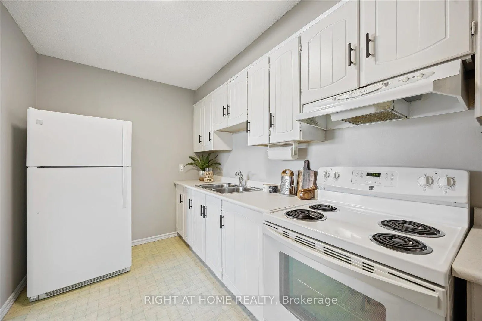 Photo 16 of Unit 411, 55 William Street E, Oshawa, McLaughlin — HOMEH