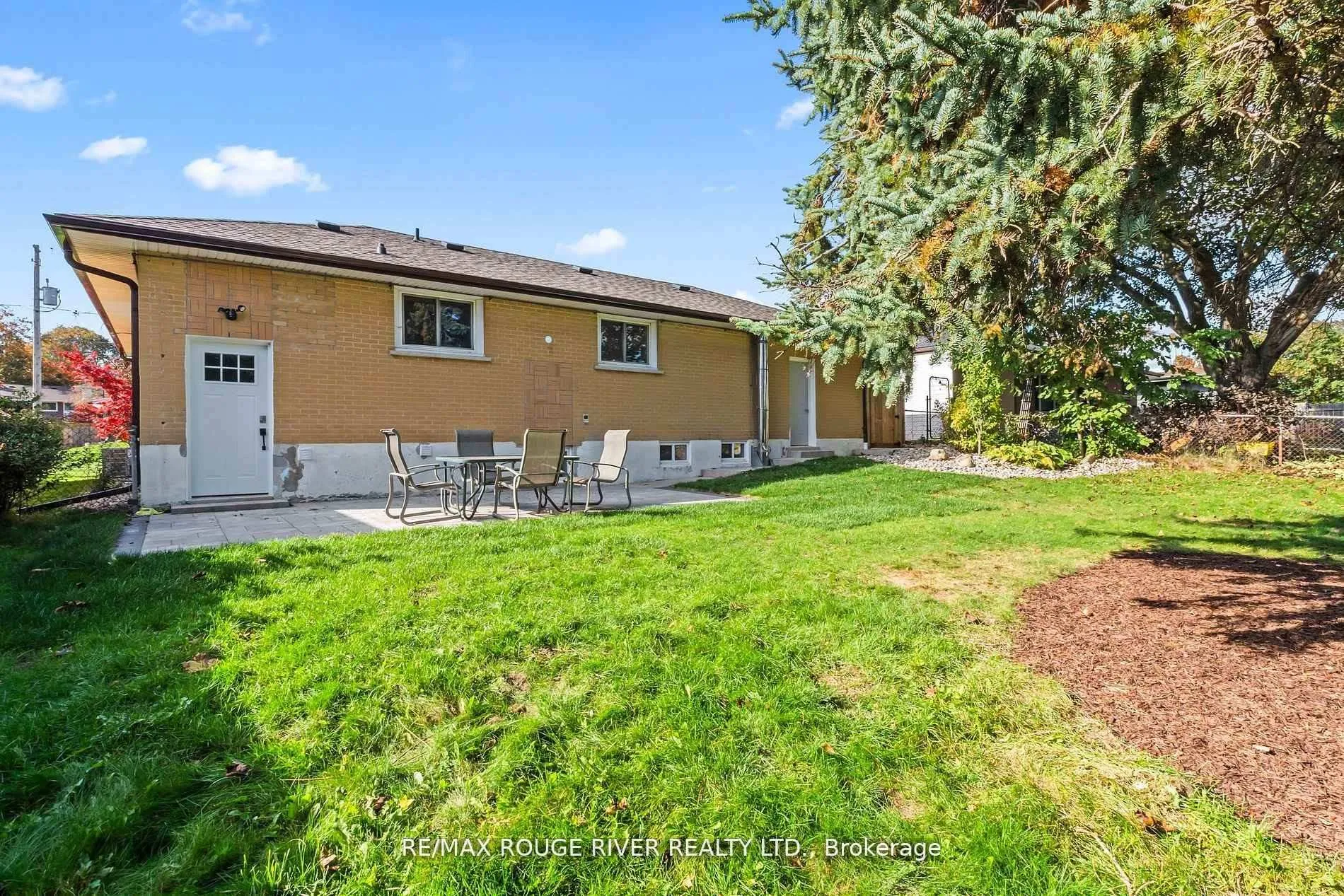 Photo 4 of 745 Glengrove Street, Oshawa, Northglen — HOMEH