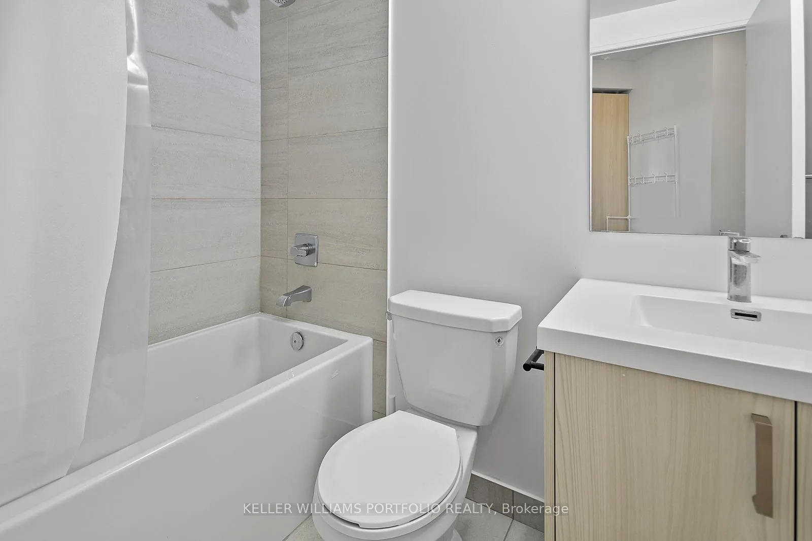 Photo 4 of Unit 902, 77 Mutual Street, Toronto, Church-Yonge Corridor — HOMEH