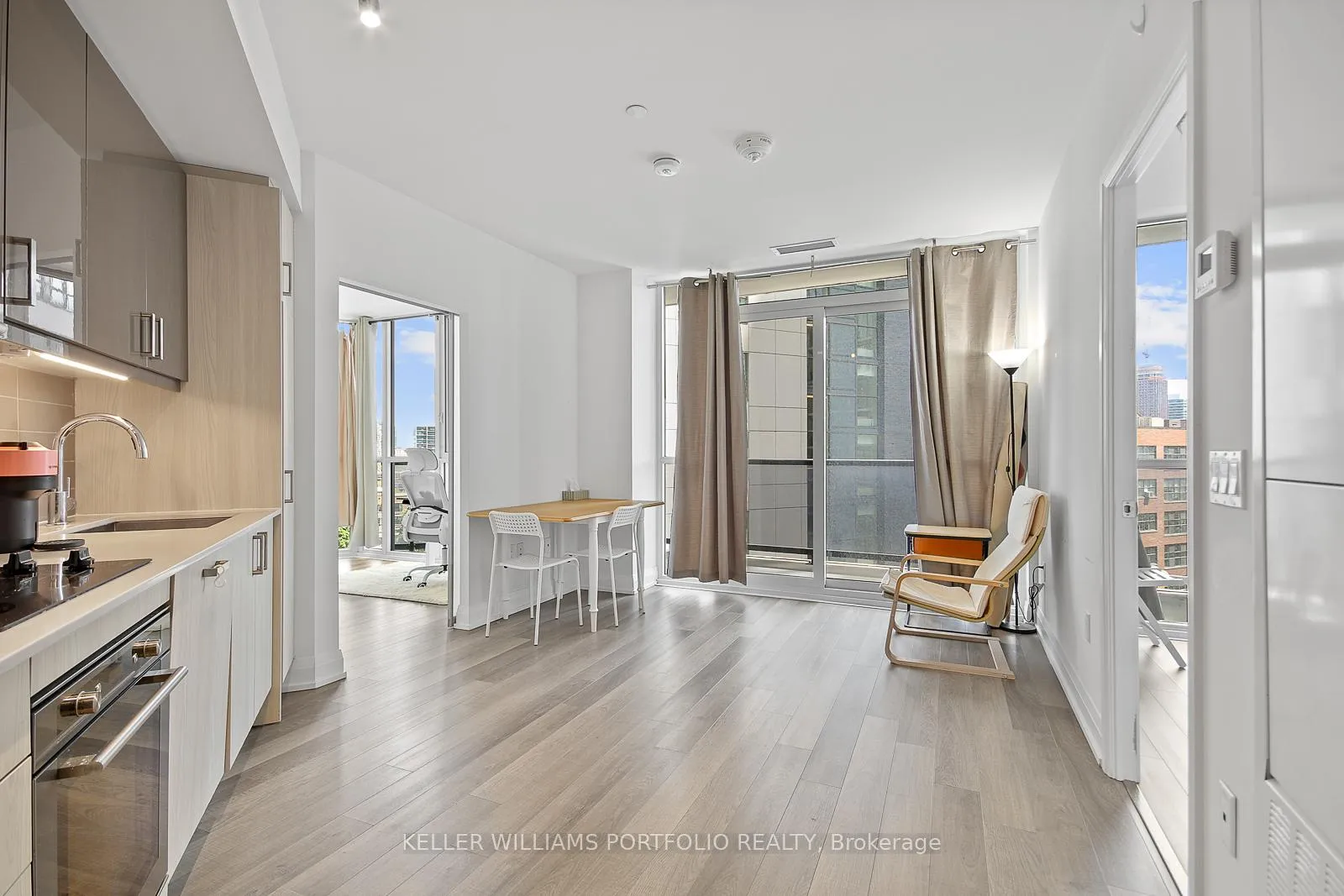 Photo 5 of Unit 902, 77 Mutual Street, Toronto, Church-Yonge Corridor — HOMEH