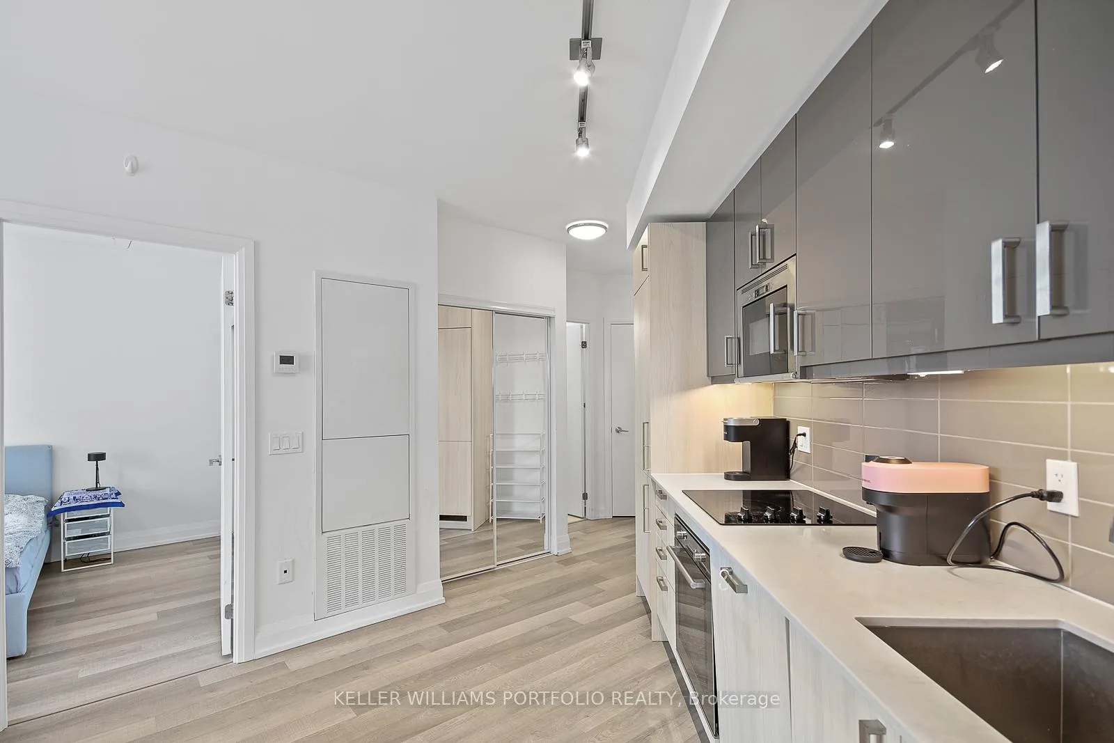 Photo 7 of Unit 902, 77 Mutual Street, Toronto, Church-Yonge Corridor — HOMEH