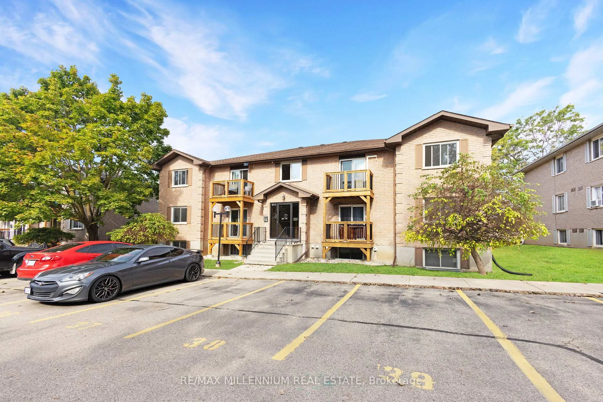 Photo 2 of Unit 303, 266 Overlea Drive, Kitchener, Forest Hill — HOMEH