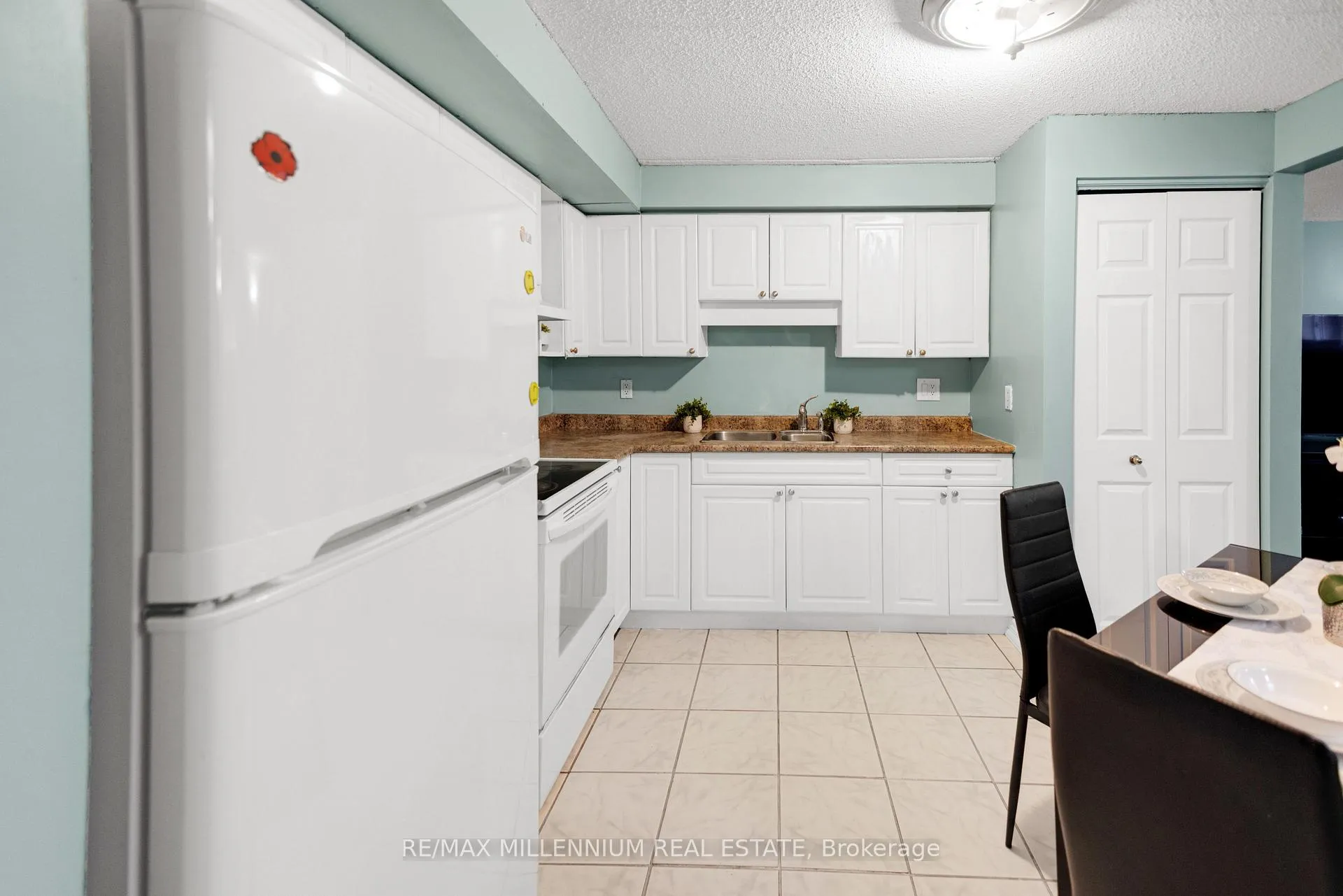 Photo 3 of Unit 303, 266 Overlea Drive, Kitchener, Forest Hill — HOMEH