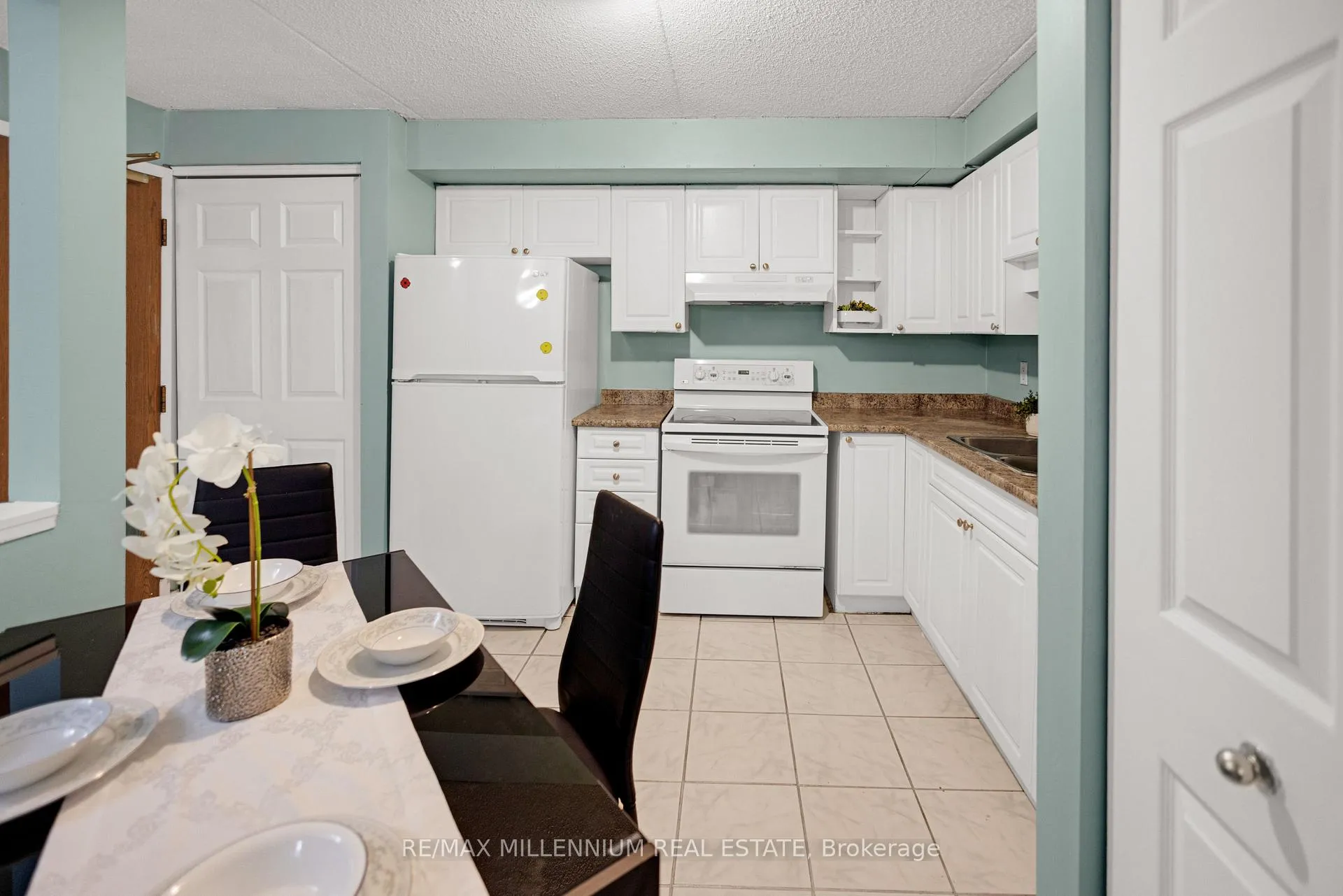 Photo 6 of Unit 303, 266 Overlea Drive, Kitchener, Forest Hill — HOMEH