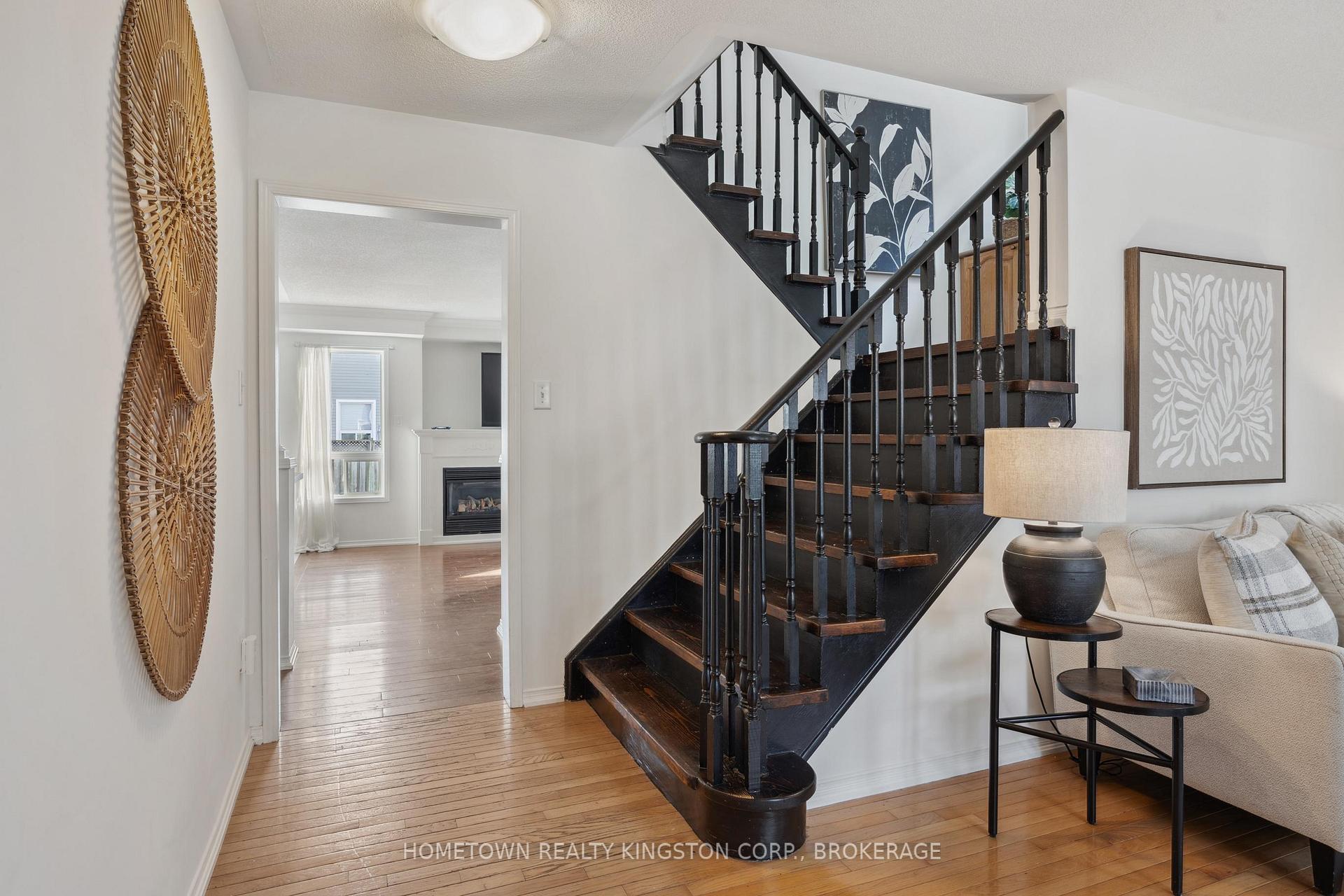 Photo 4 of 11 Holliman Lane, Ajax, South East — HOMEH