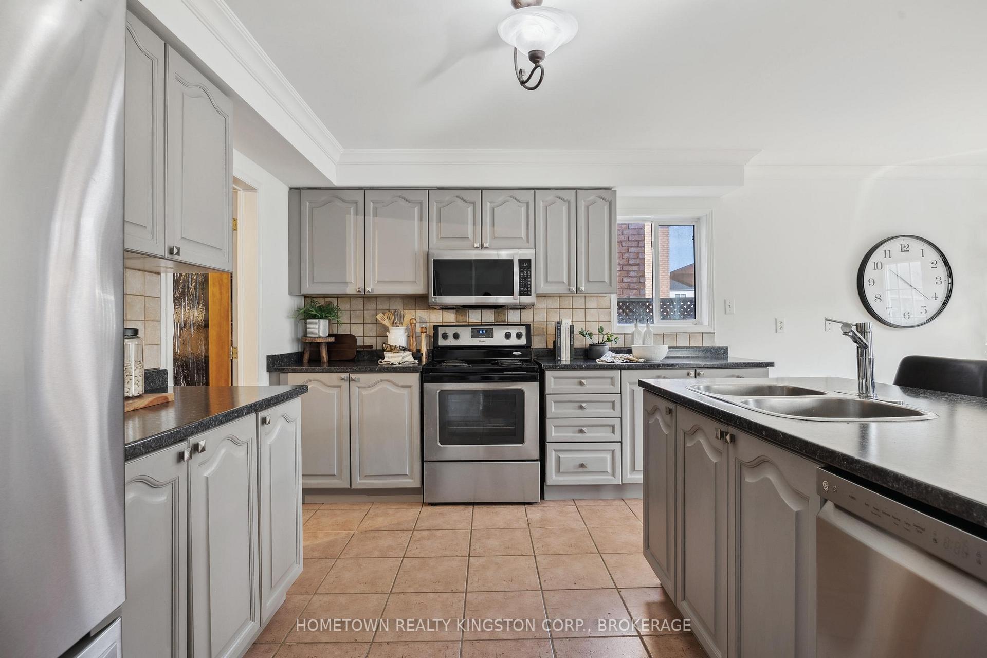 Photo 8 of 11 Holliman Lane, Ajax, South East — HOMEH