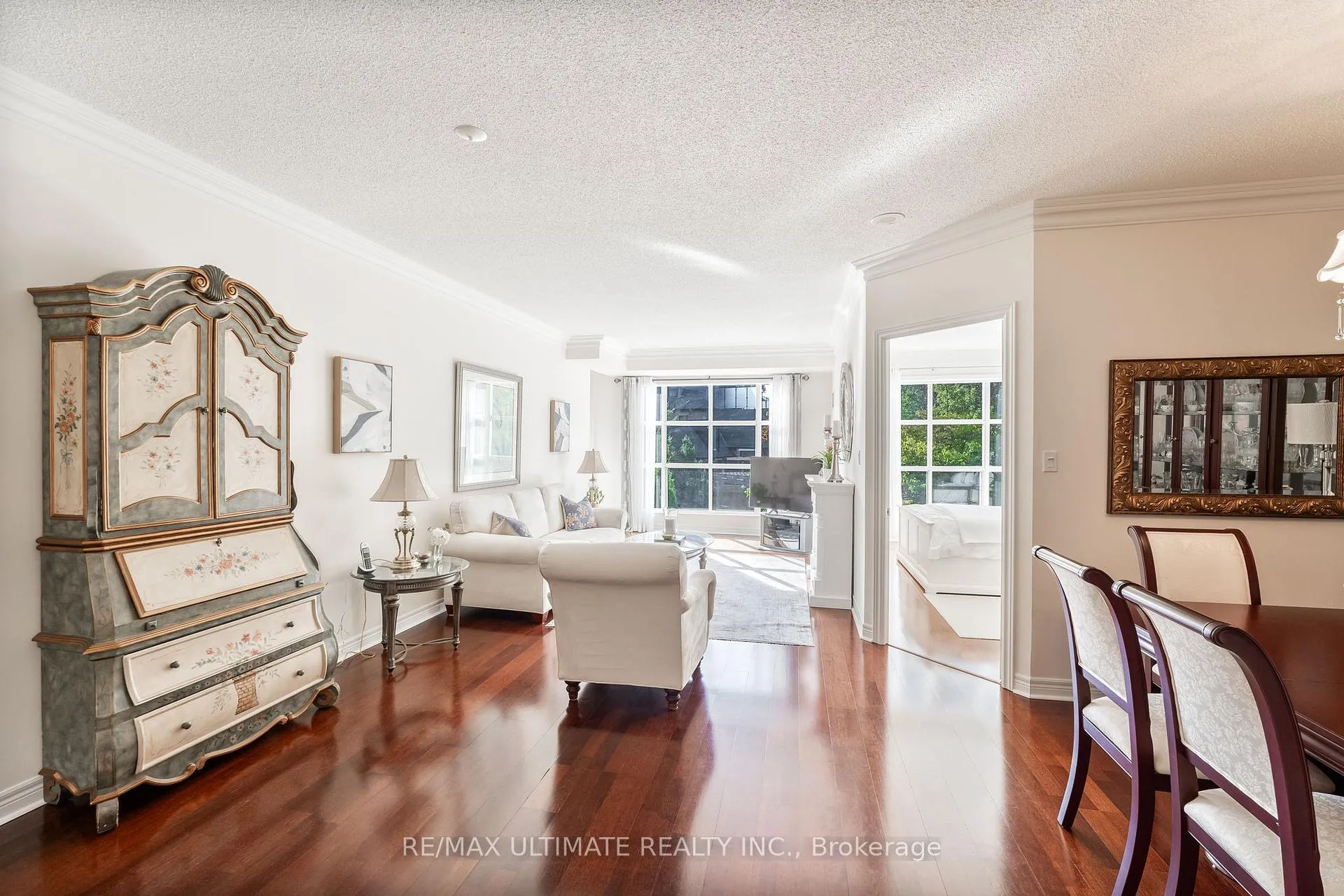 Photo 4 of Unit 203, 3085 Bloor Street W, Etobicoke, Stonegate-Queensway — HOMEH