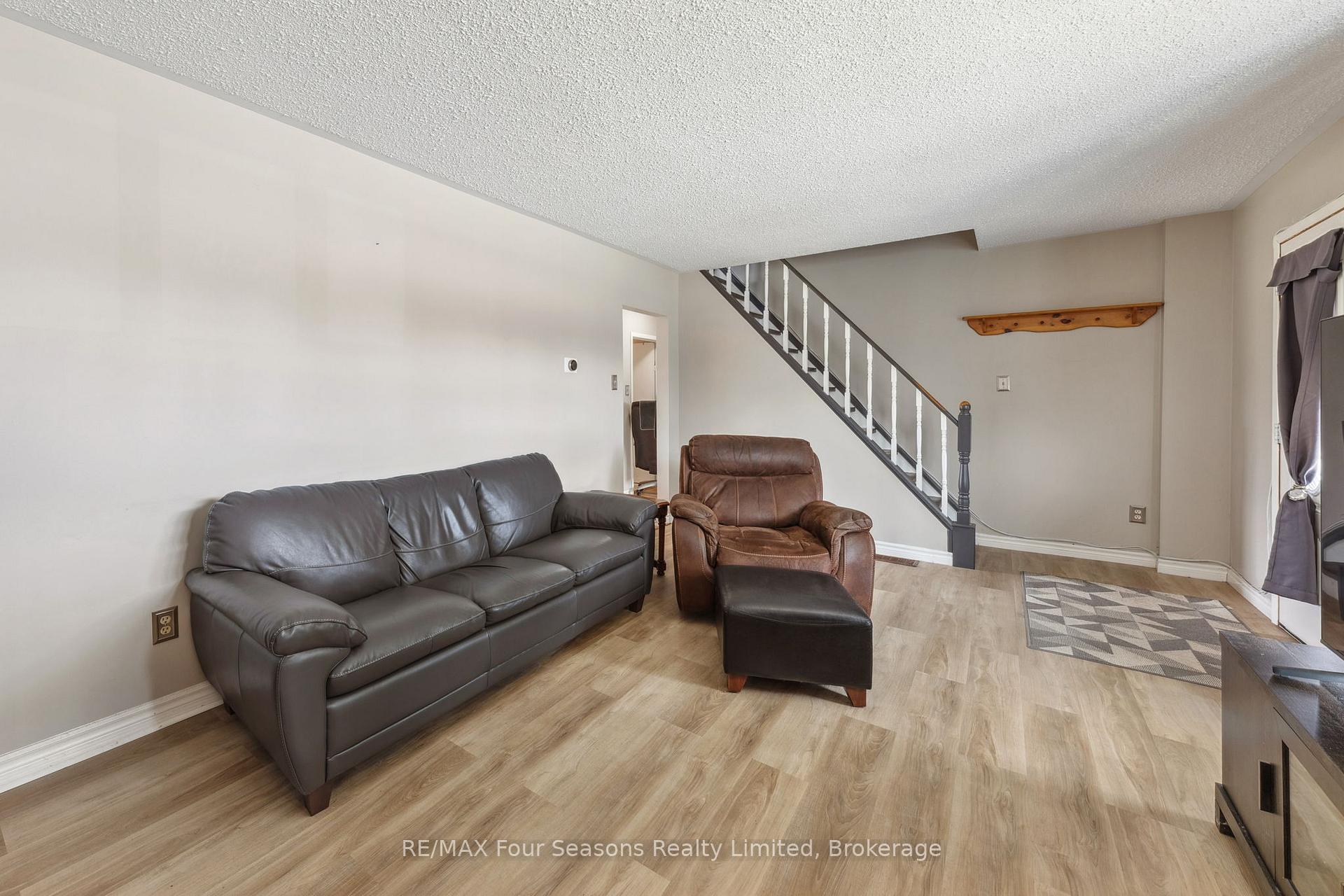 Photo 3 of 7146 Highway 26, Clearview, Stayner — HOMEH
