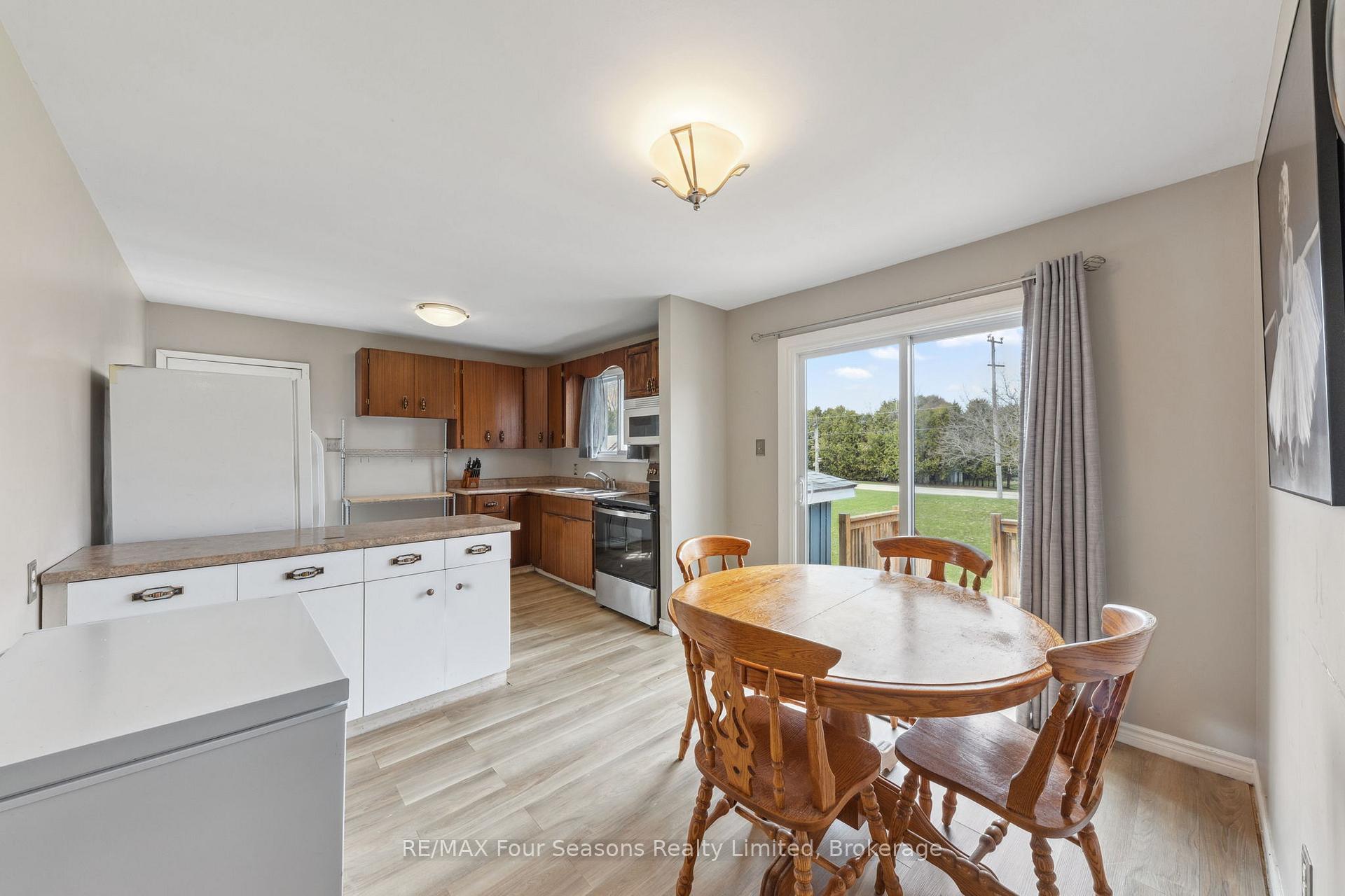 Photo 4 of 7146 Highway 26, Clearview, Stayner — HOMEH