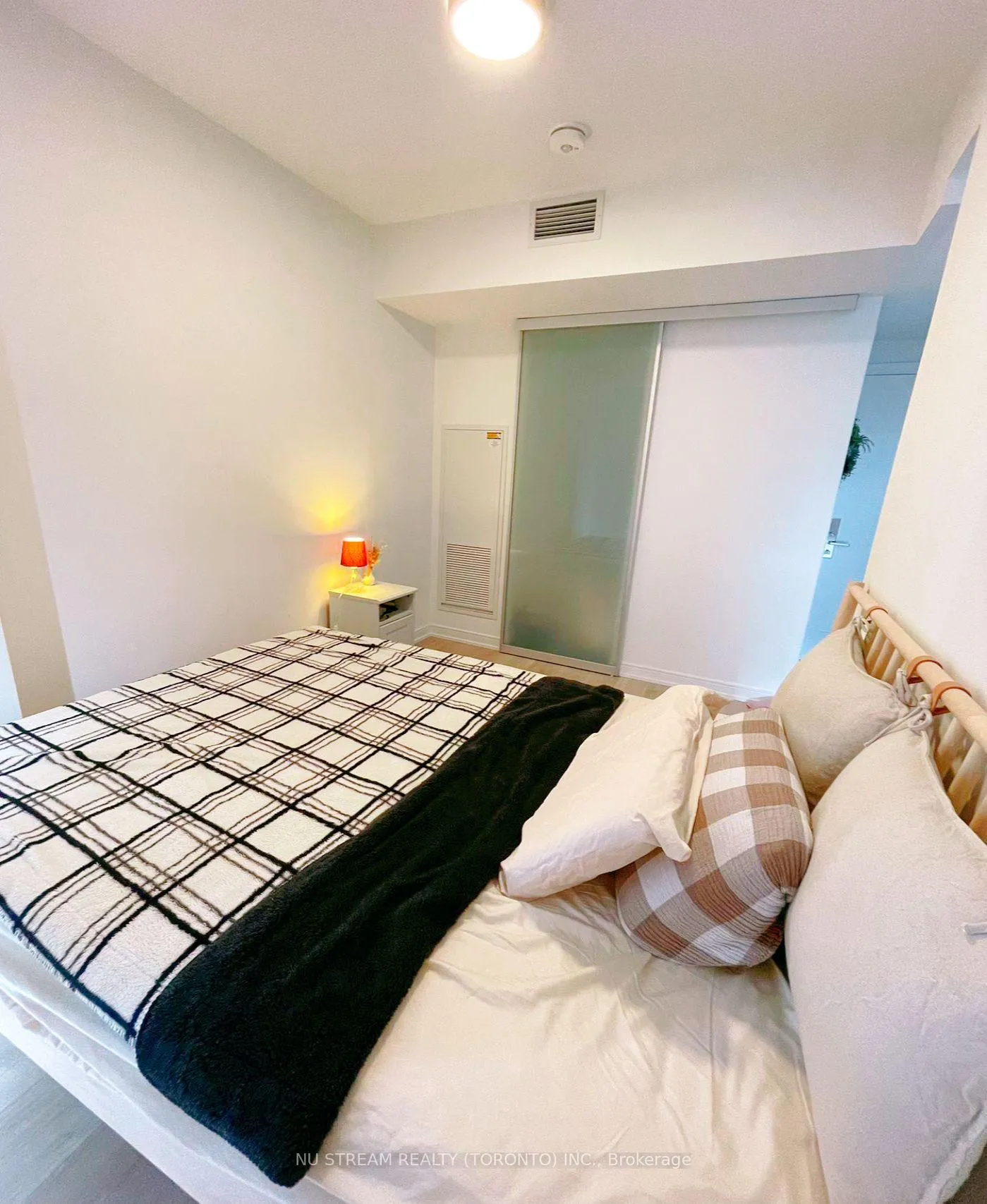 Photo 5 of Unit 1708, 3 Gloucester Street, Toronto, Church-Yonge Corridor — HOMEH