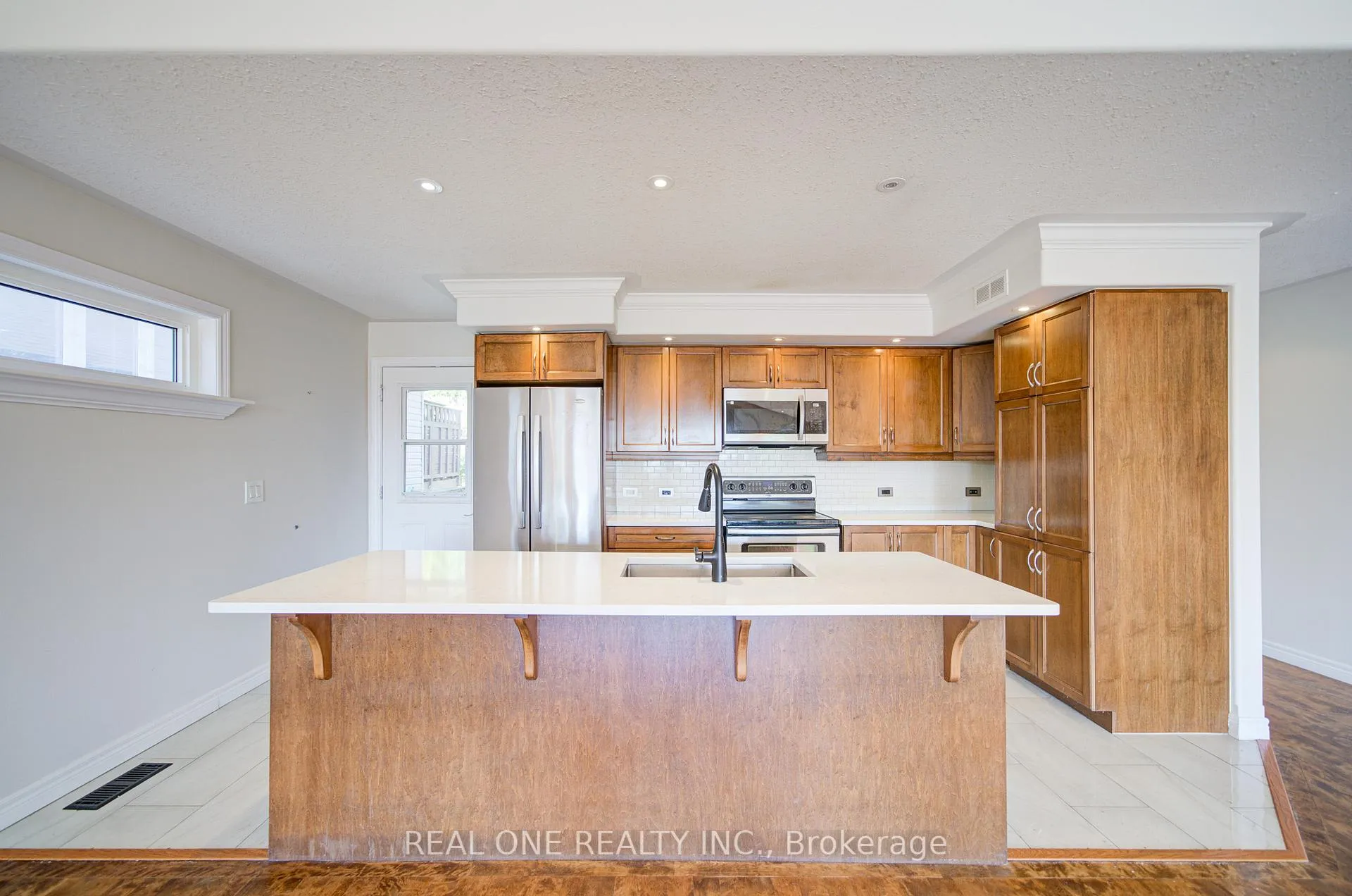 Photo 10 of 105 Milroy Drive, Peterborough, Northcrest Ward 5 — HOMEH
