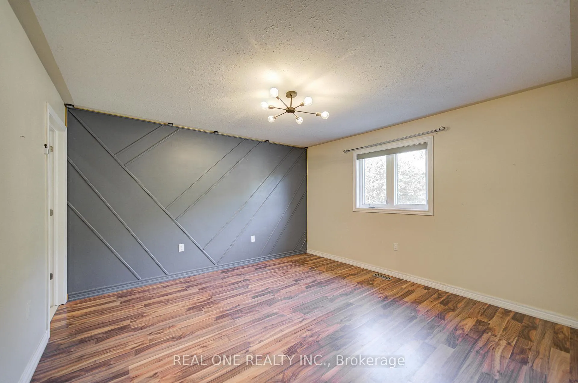 Photo 16 of 105 Milroy Drive, Peterborough, Northcrest Ward 5 — HOMEH