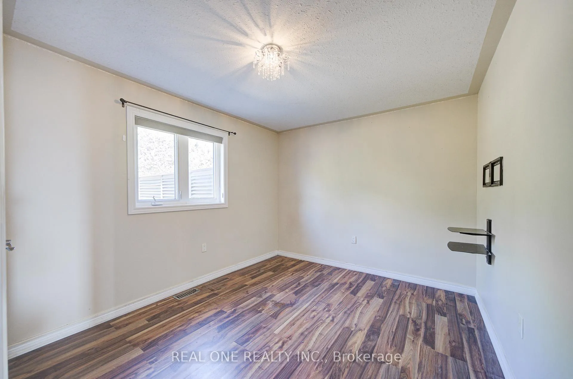 Photo 20 of 105 Milroy Drive, Peterborough, Northcrest Ward 5 — HOMEH