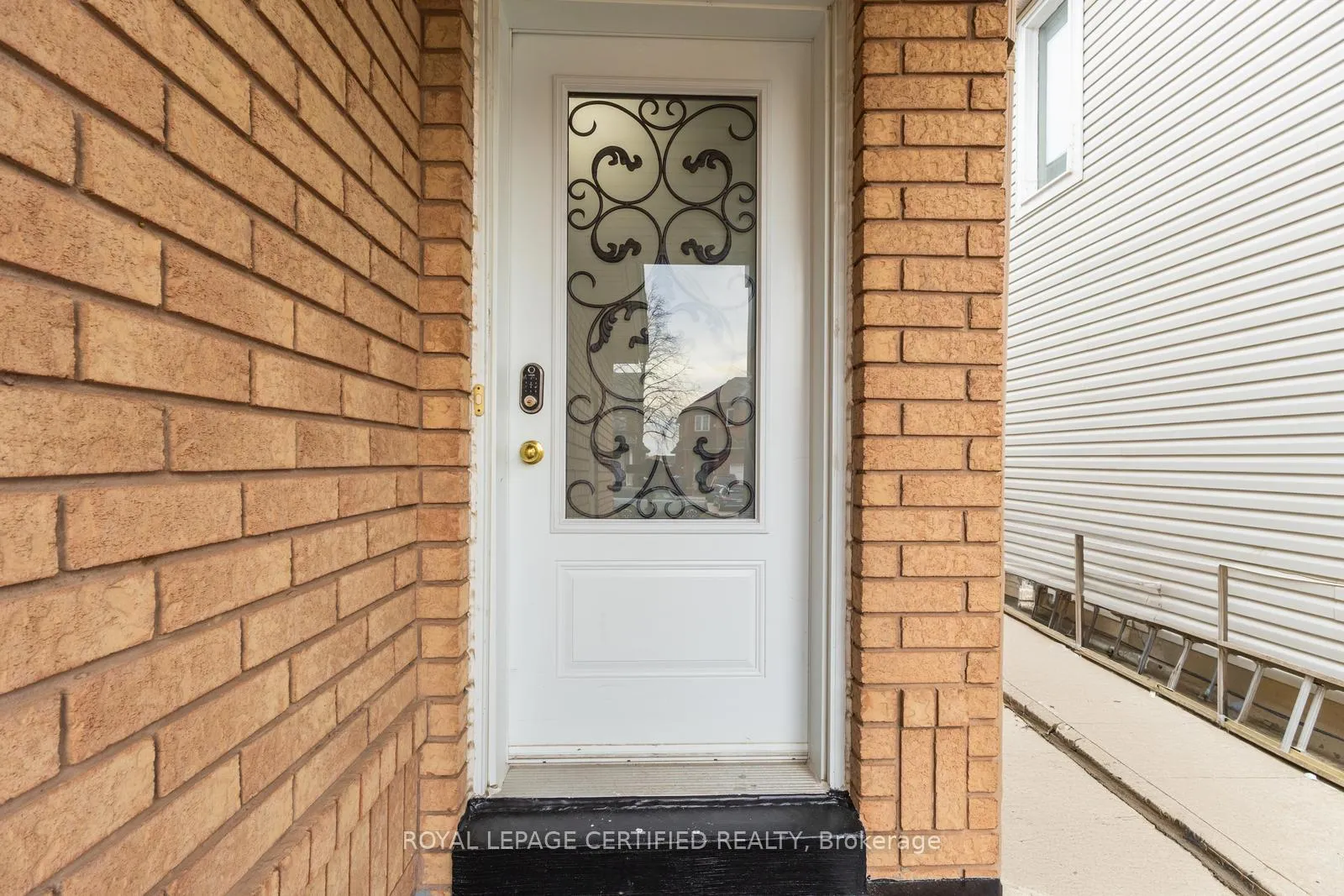 Photo 5 of 299 Pressed Brick Drive N, Brampton, Brampton North — HOMEH