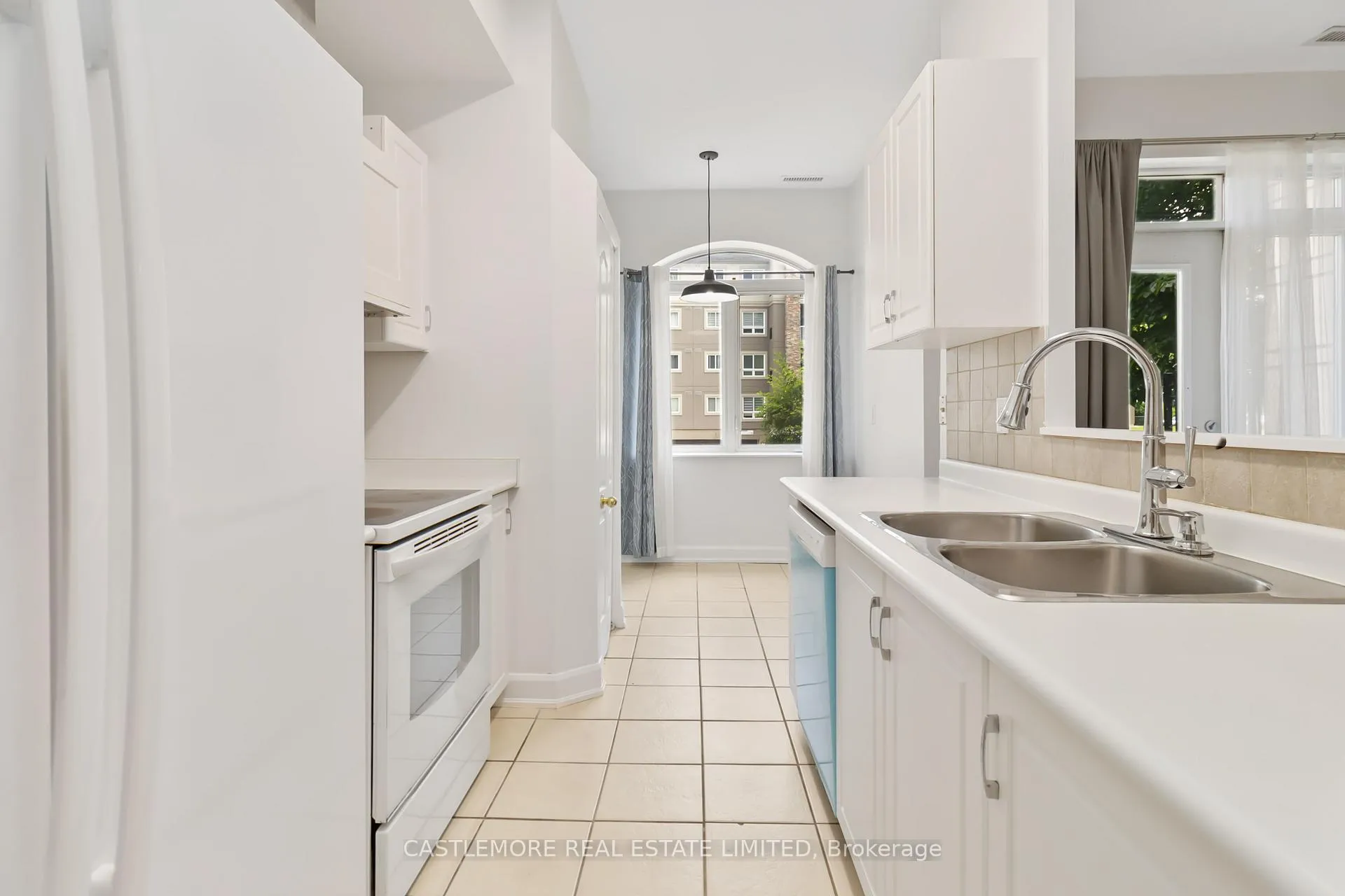 Photo 10 of Unit 103, 7 Daypring Circle, Brampton, Goreway Drive Corridor — HOMEH