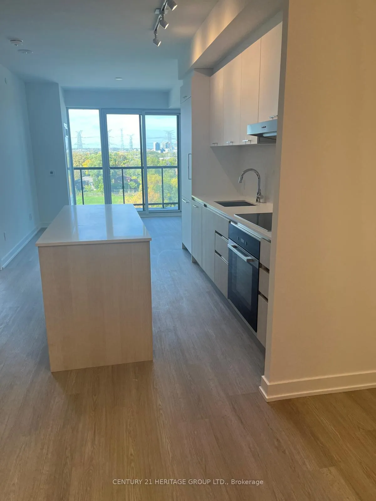 Photo 4 of Unit 806, 8188 Yonge Street, Markham, Royal Orchard — HOMEH