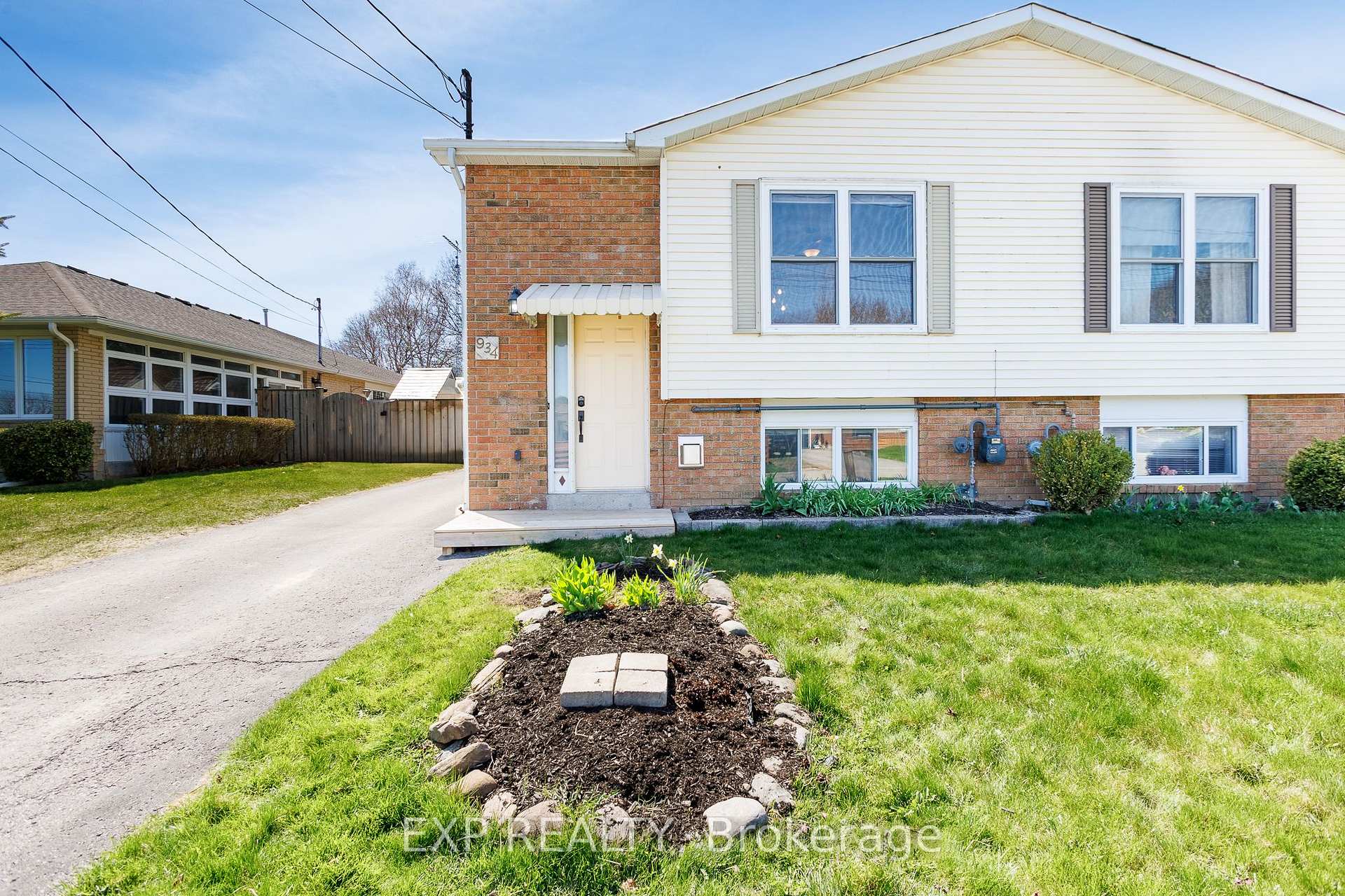 Front of 934 Westwood Crescent
