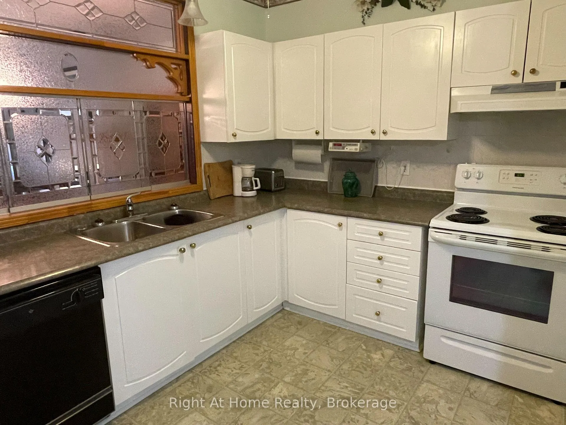 Photo 27 of 84 Greentrail Drive W, Hamilton, Mount Hope — HOMEH