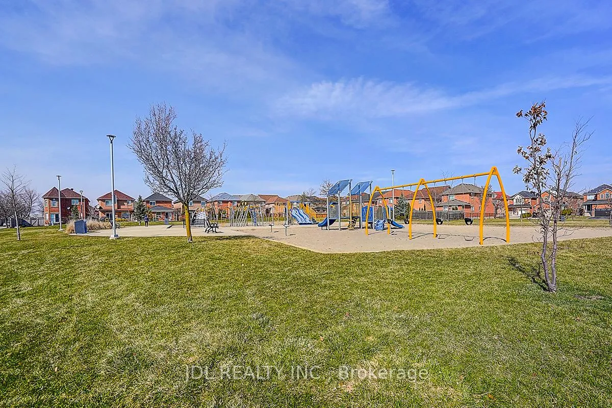 Photo 5 of 41 Emmitt Road W, Vaughan, Maple — HOMEH