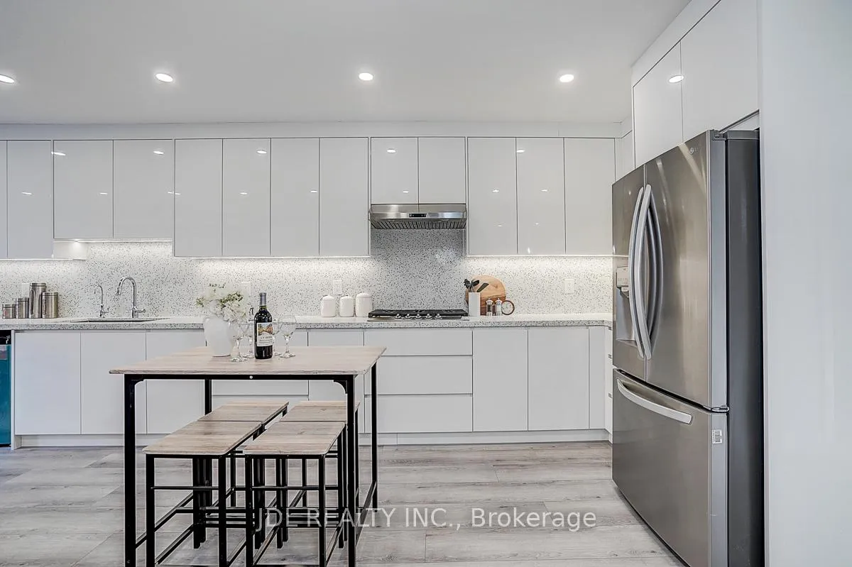 Photo 16 of 41 Emmitt Road W, Vaughan, Maple — HOMEH