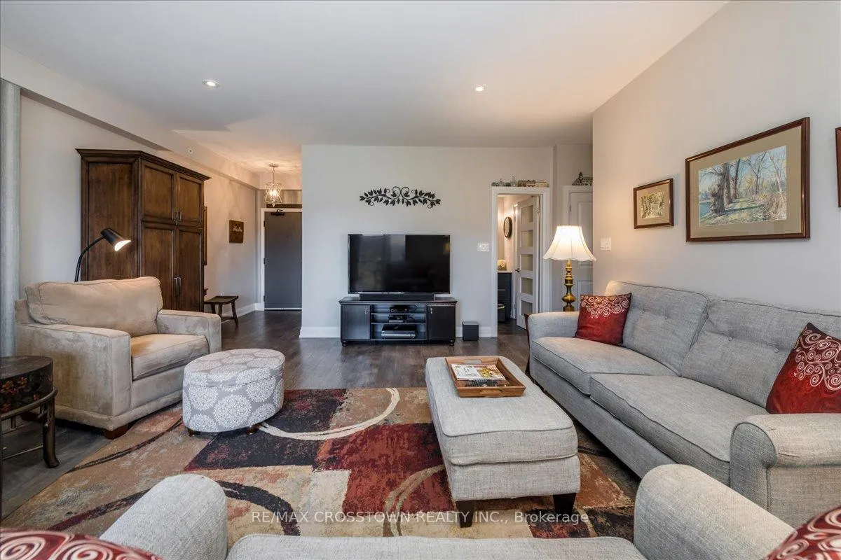 Photo 7 of Unit 202, 720 Yonge Street, Barrie, Painswick South — HOMEH