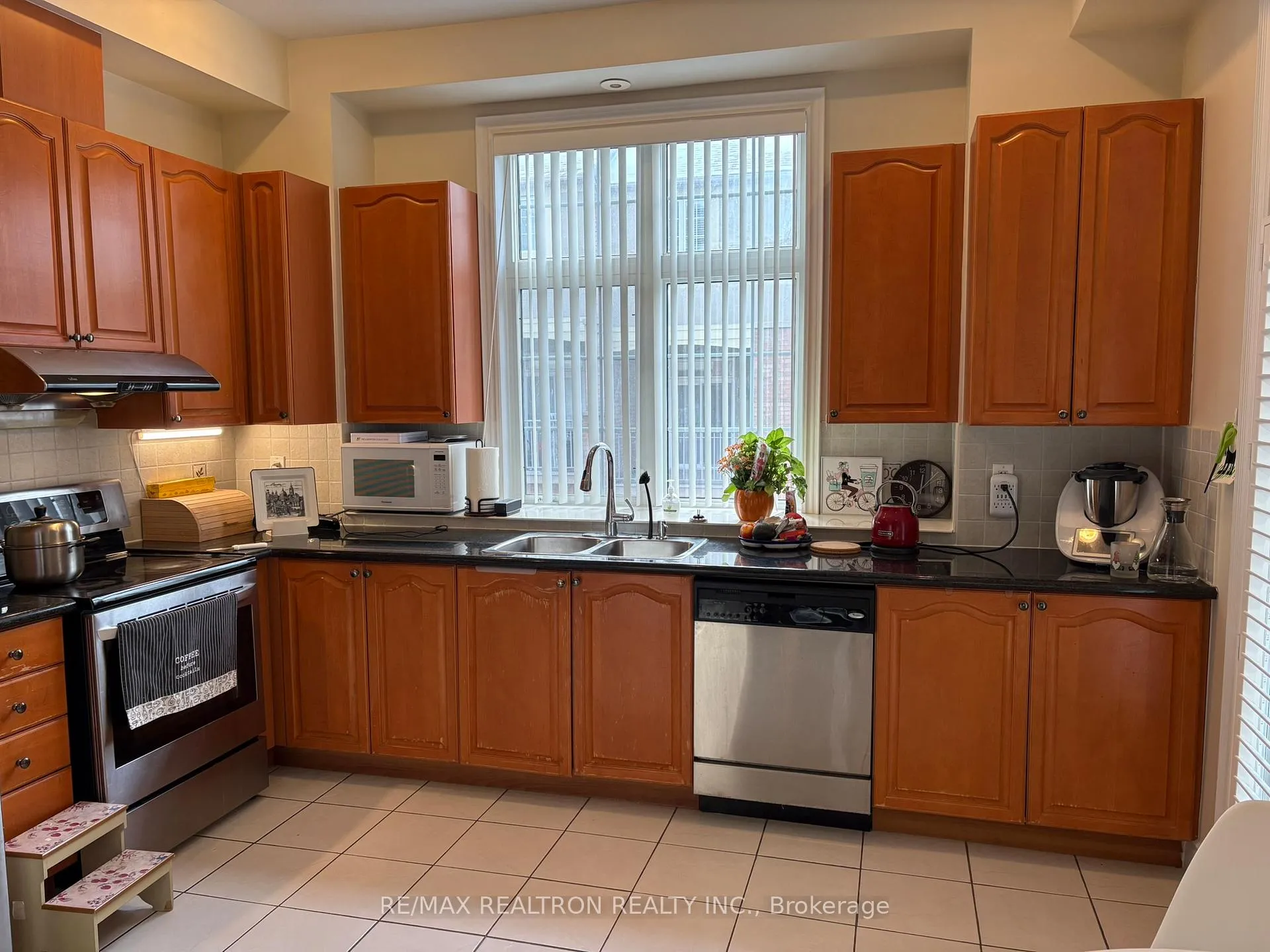 Photo 7 of 65 Legends Way, Markham, Unionville — HOMEH