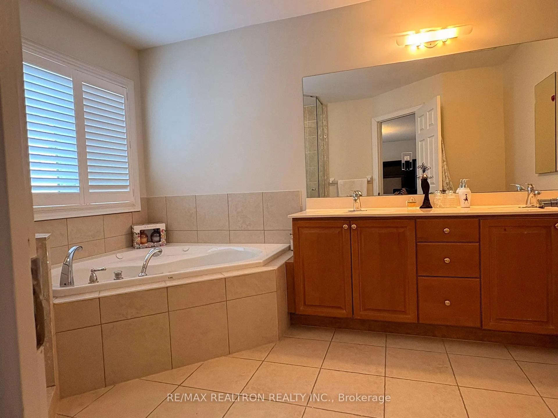 Photo 10 of 65 Legends Way, Markham, Unionville — HOMEH