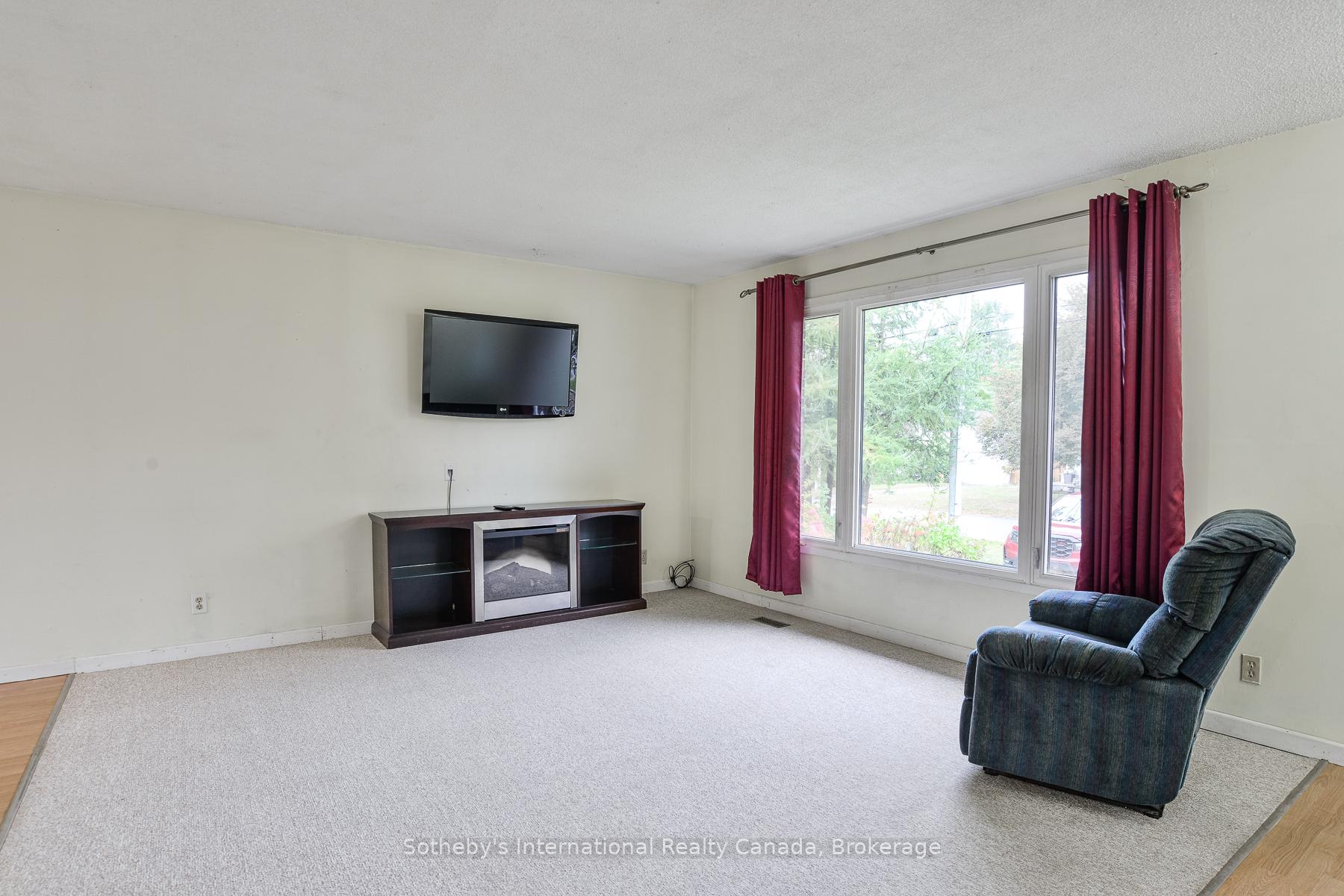Photo 3 of 445 Farquhar Street, Gravenhurst, Muskoka (S) — HOMEH