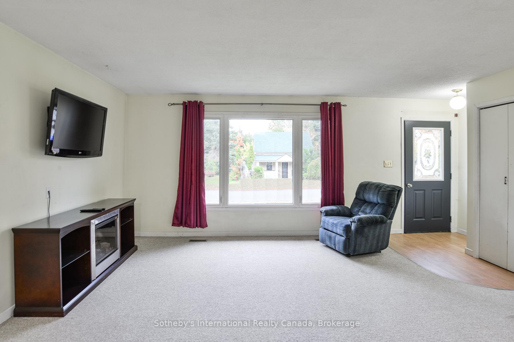 Photo 4 of 445 Farquhar Street, Gravenhurst, Muskoka (S) — HOMEH