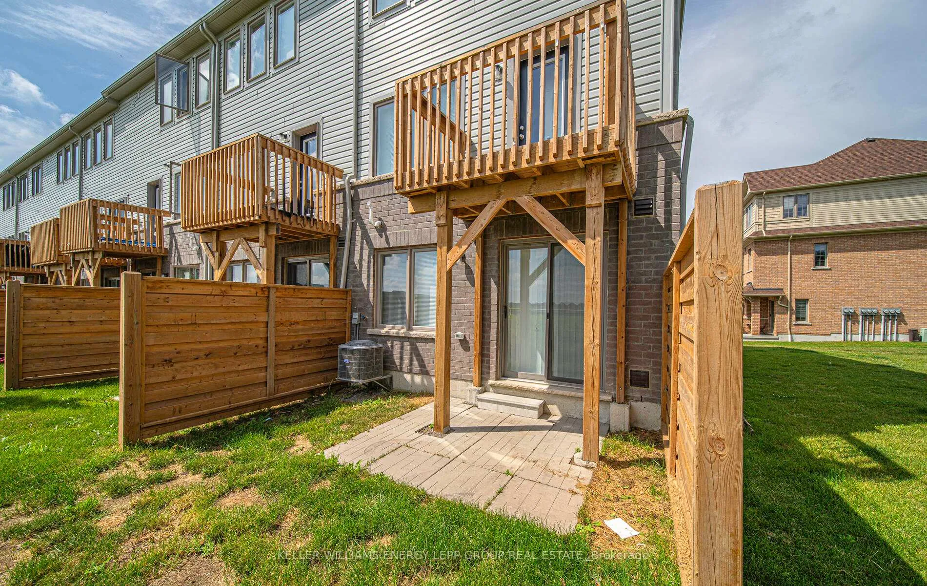 Photo 4 of 193 Danzatore Path, Oshawa, Windfields — HOMEH