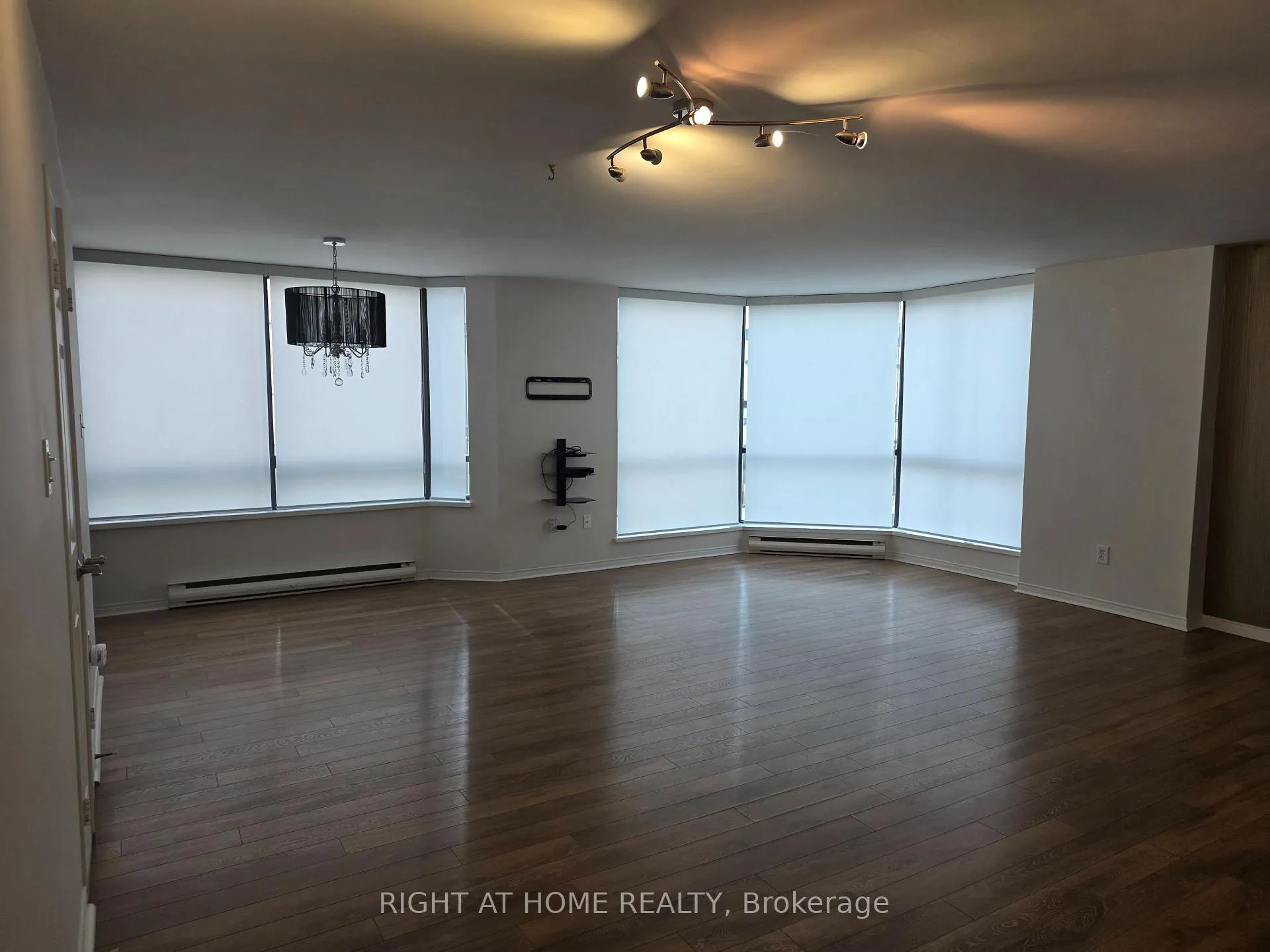 Front of Unit 909, 280 Simcoe Street E