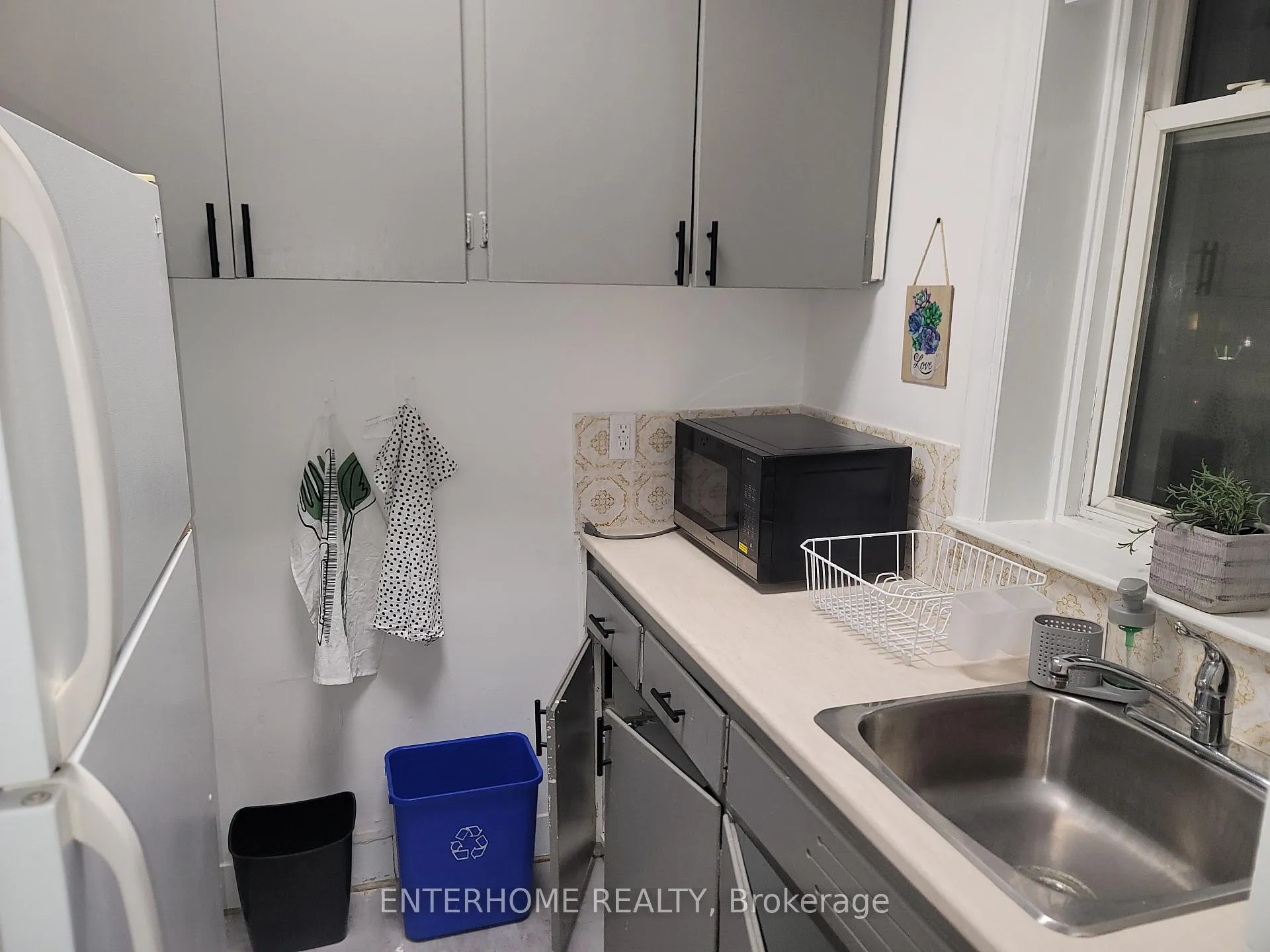 Photo 4 of Unit 2, 51 Queen Street E, Brampton, Downtown Brampton — HOMEH